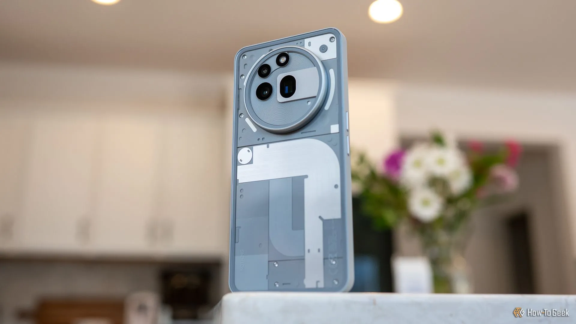 Hình ảnh cận cảnh mặt lưng Nothing Phone (3a) Pro, thể hiện ngôn ngữ thiết kế tiền nhiệm