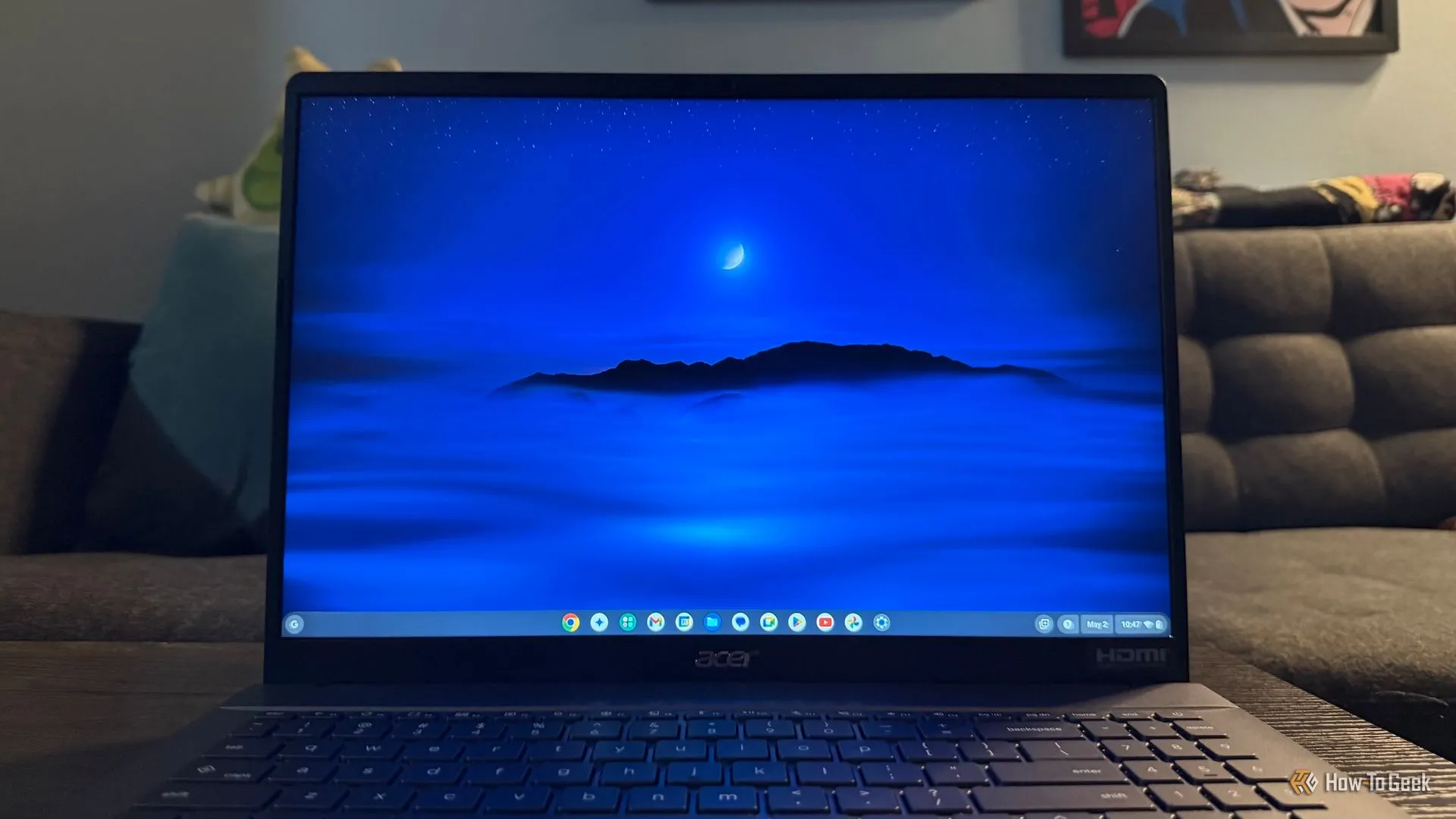 Hình ảnh cận cảnh một chiếc Acer Chromebook Plus 516, tập trung vào chi tiết thiết kế và hoàn thiện của sản phẩm.