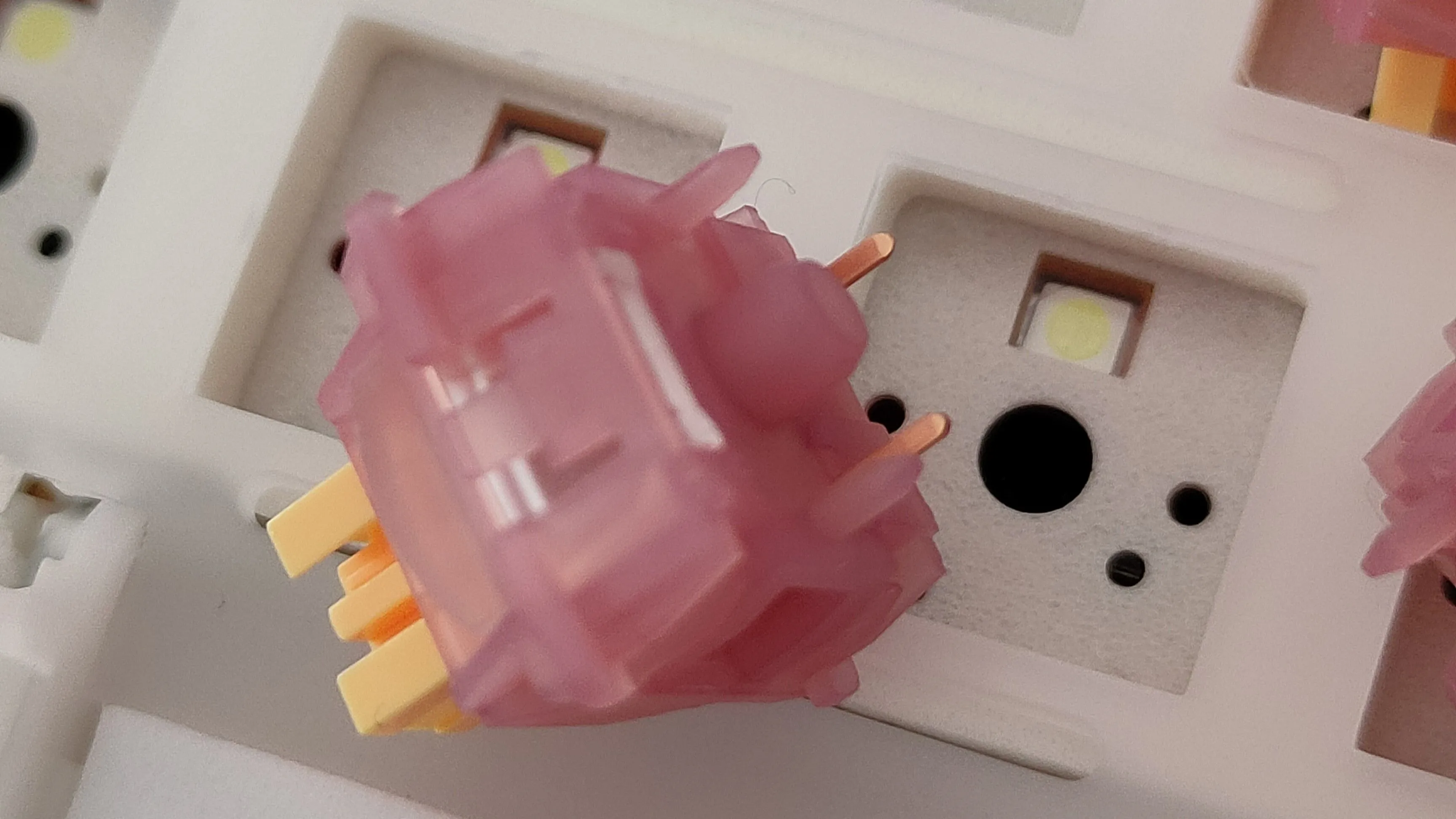 Hình ảnh cận cảnh switch Outemu Silent Peach V3, minh họa chi tiết cấu tạo