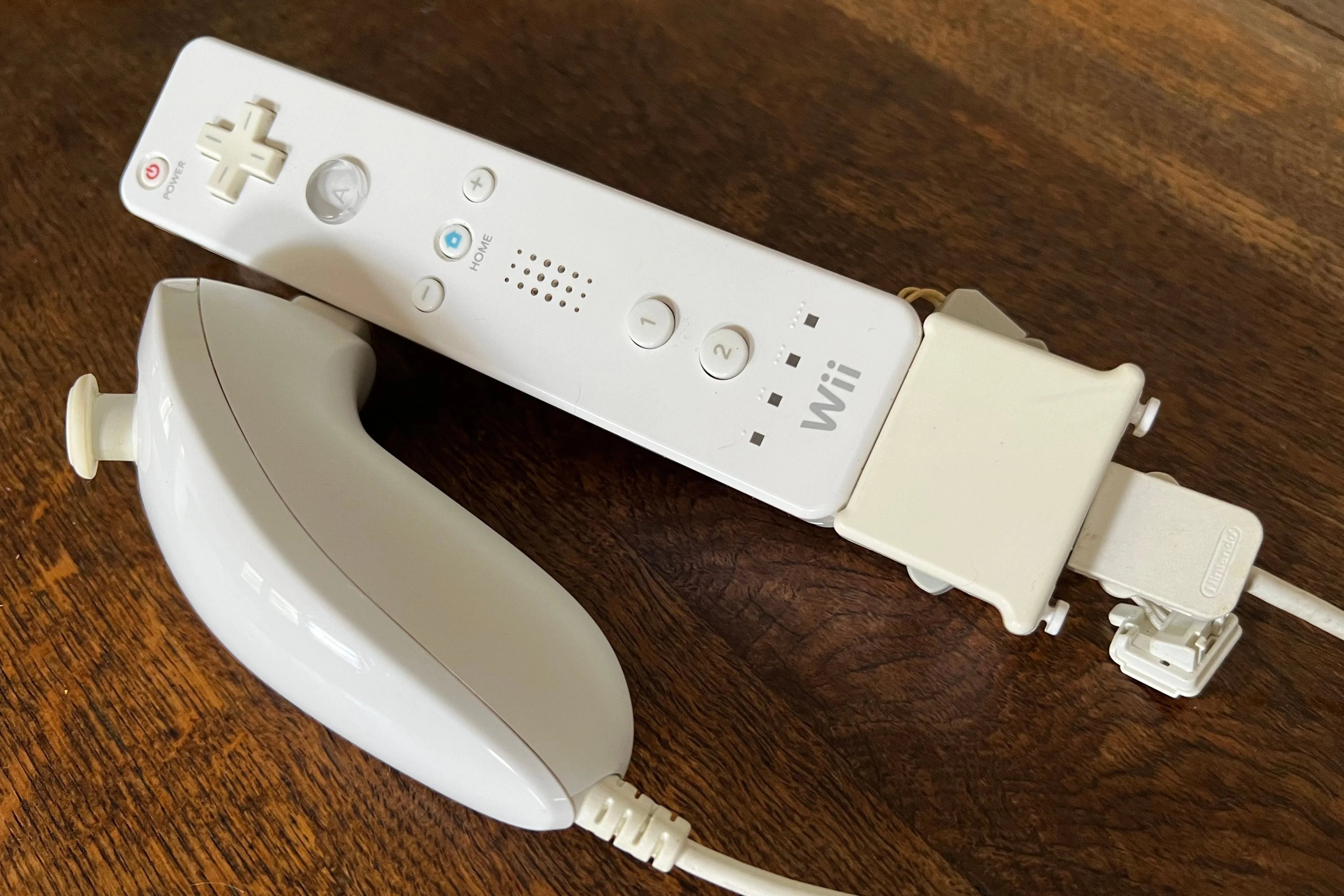 Hình ảnh chiếc Wii Remote, Wii Motion Plus và Wii Nunchuk hơi ngả vàng nhưng vẫn hoạt động tốt