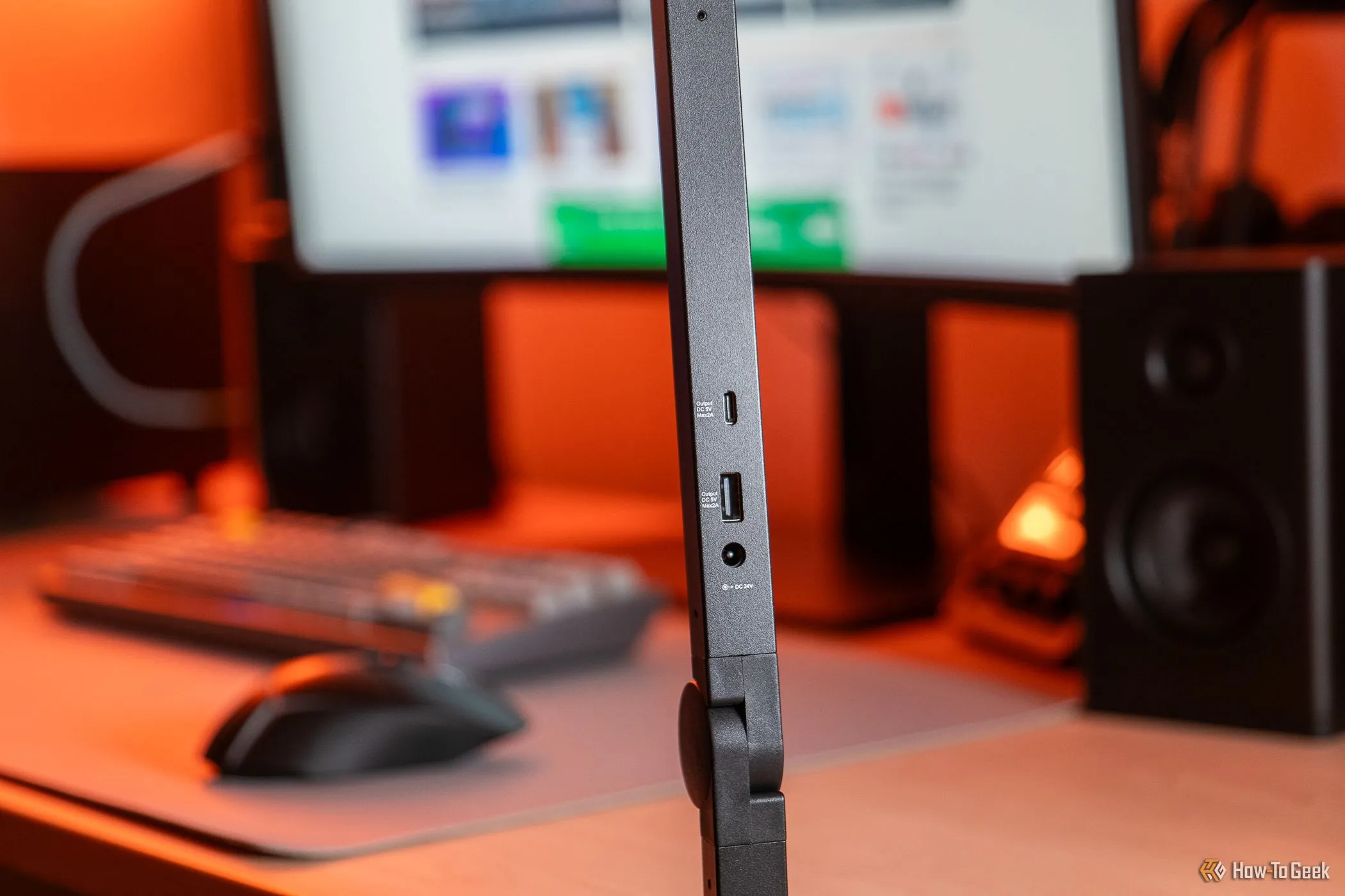 Hình ảnh đèn Lumecube Edgelight 2.0 với các cổng USB-C và USB-A