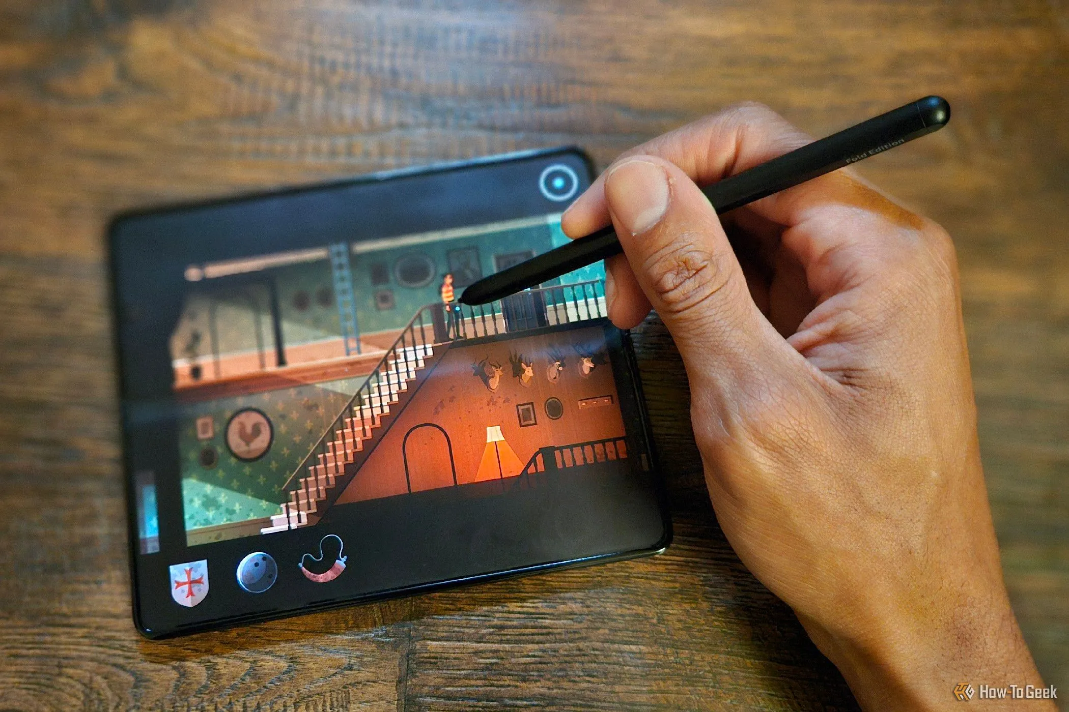 Hình ảnh game Midnight Girl phiên bản Android đang chạy trên Samsung Galaxy Z Fold 5, minh họa khả năng chơi game mọi lúc mọi nơi của điện thoại gập.