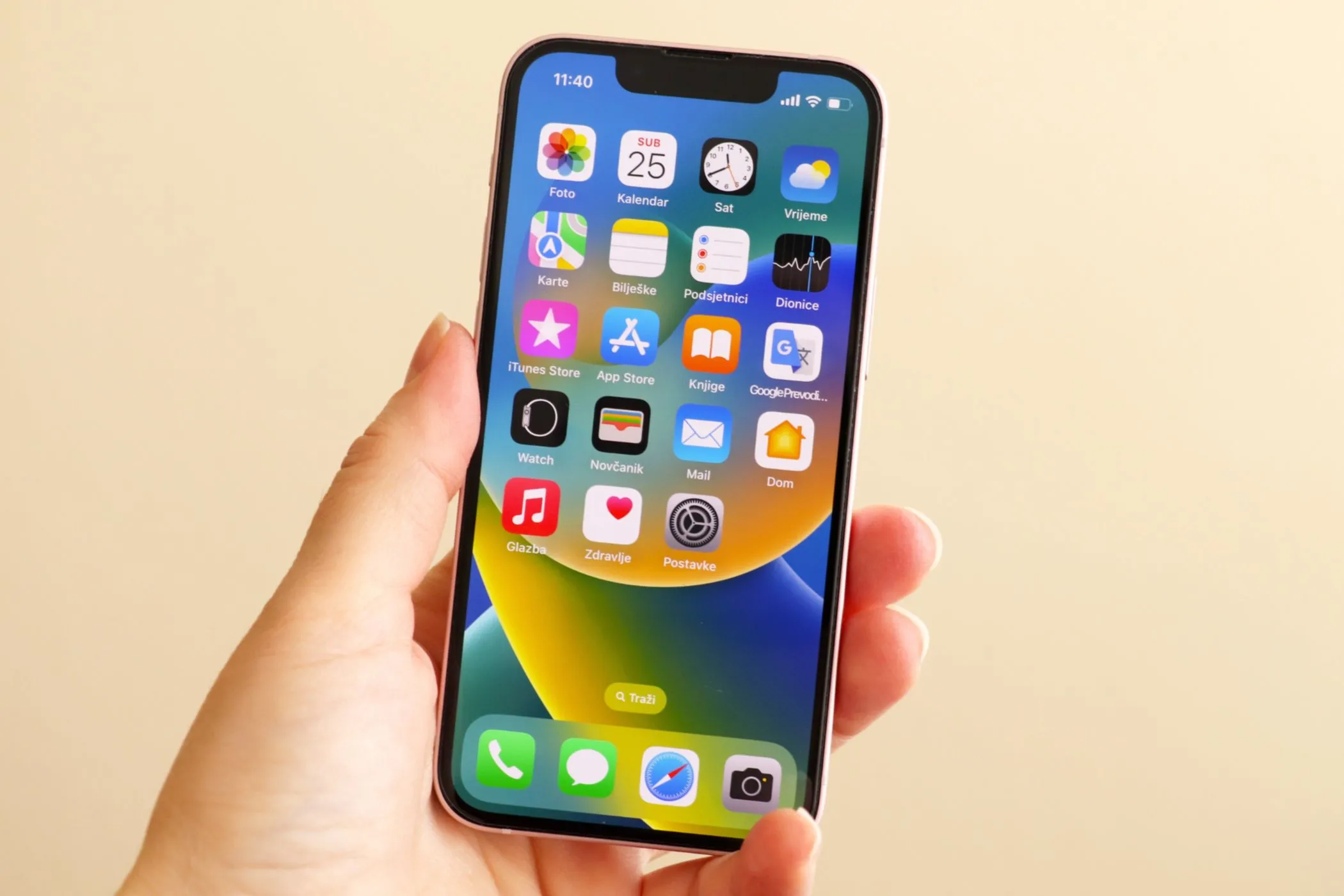 Hình ảnh iPhone 13 mini trong tay một người phụ nữ, nhấn mạnh tầm quan trọng của trải nghiệm người dùng và mong muốn tản nhiệt tốt hơn trên iPhone 17