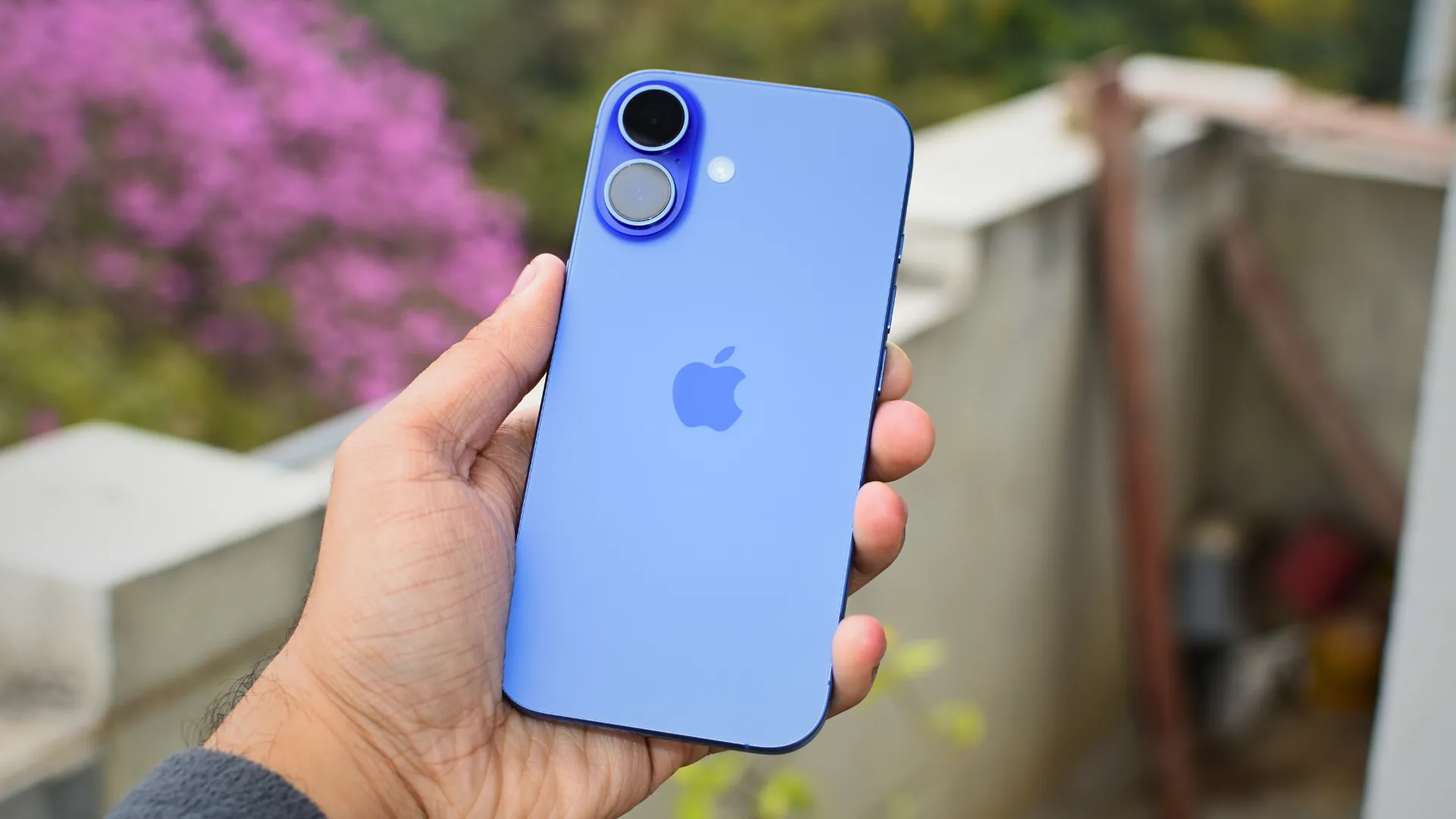 Hình ảnh iPhone 16 màu Ultramarine, gợi nhắc về màn hình 60Hz và mong muốn màn hình 120Hz trên iPhone 17