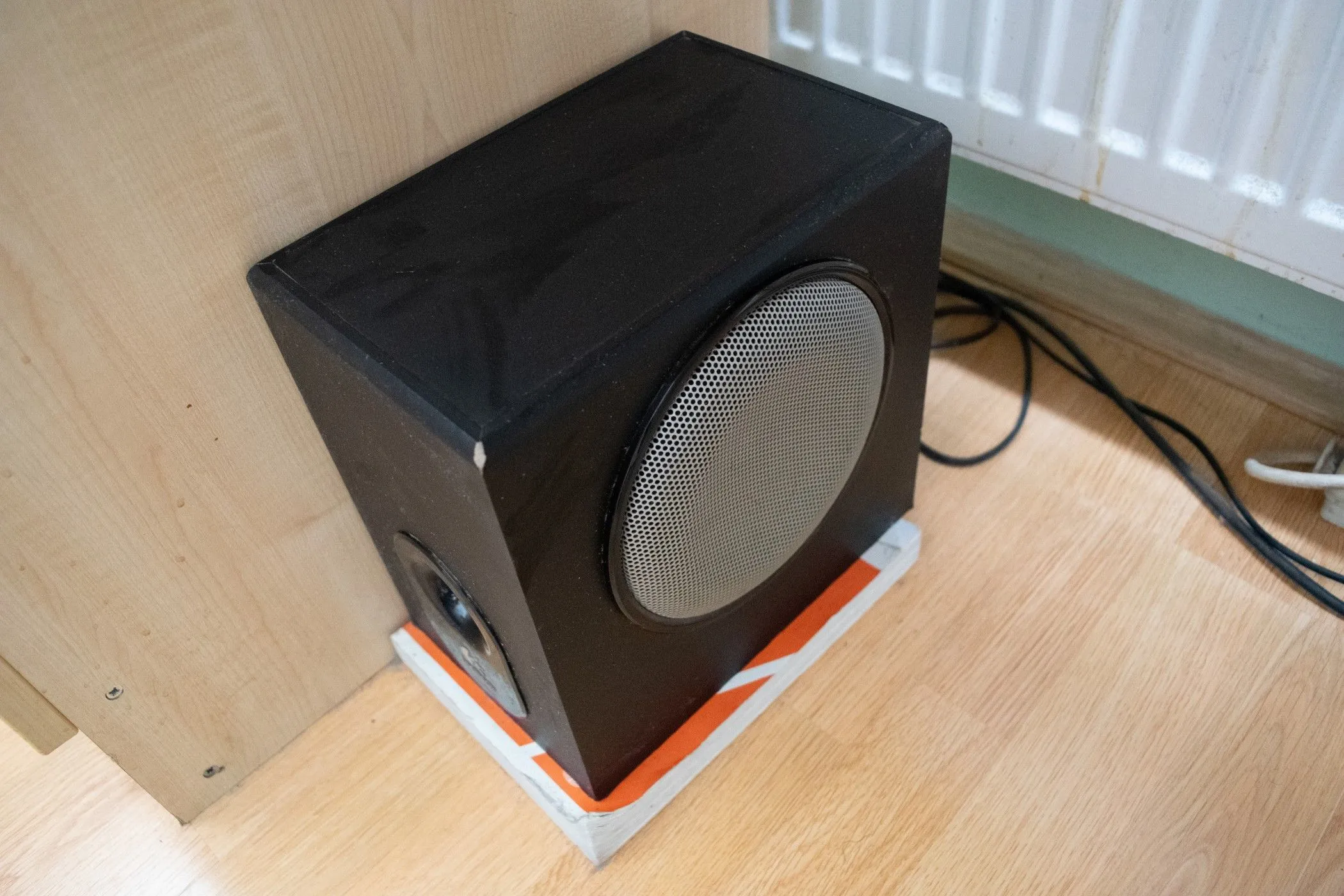Hình ảnh loa Logitech X230 và loa trầm phụ bass