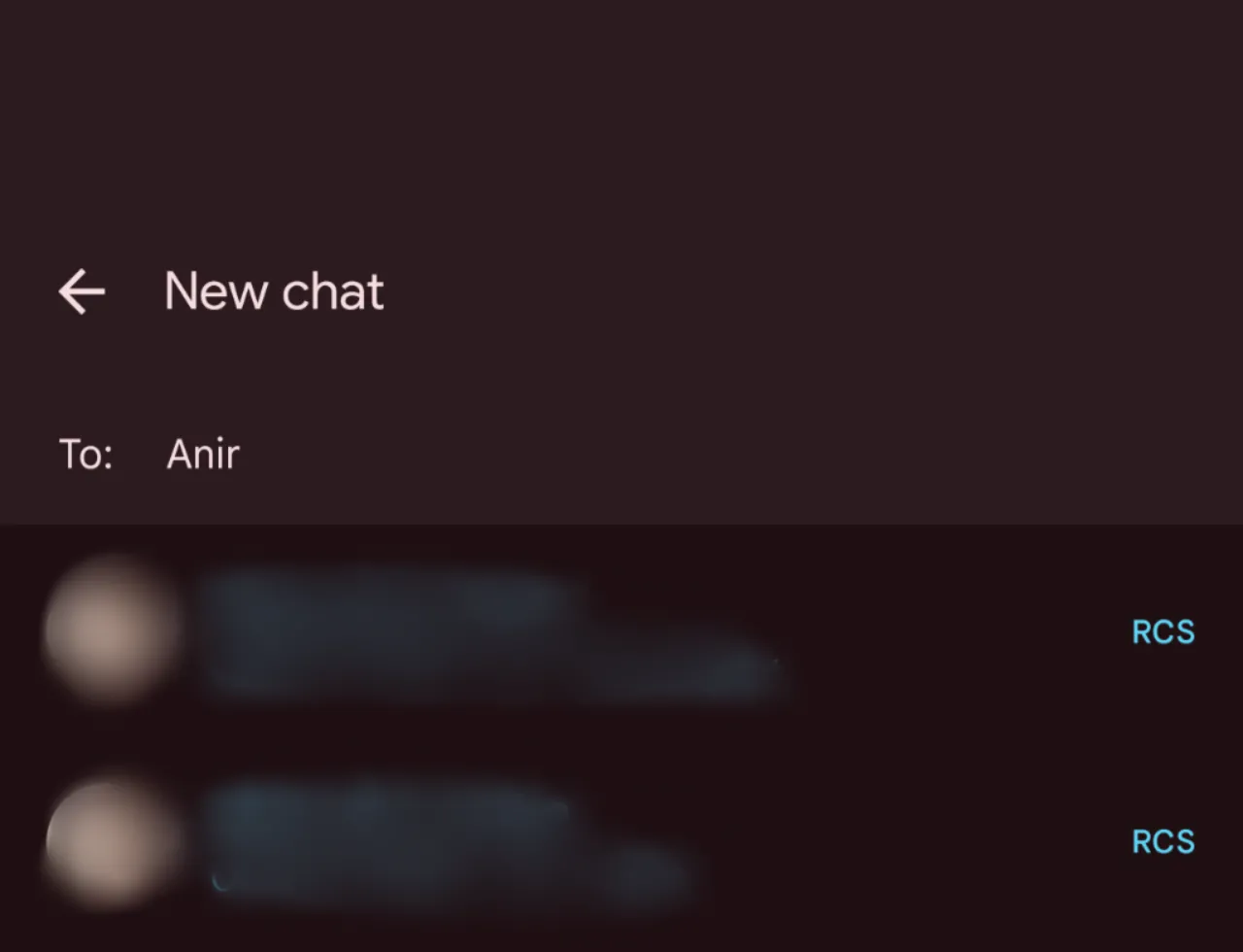Hình ảnh minh họa giao diện Google Messages hiển thị nhãn RCS và chủ đề màu động bên cạnh tên liên hệ đã bật tính năng nhắn tin RCS.