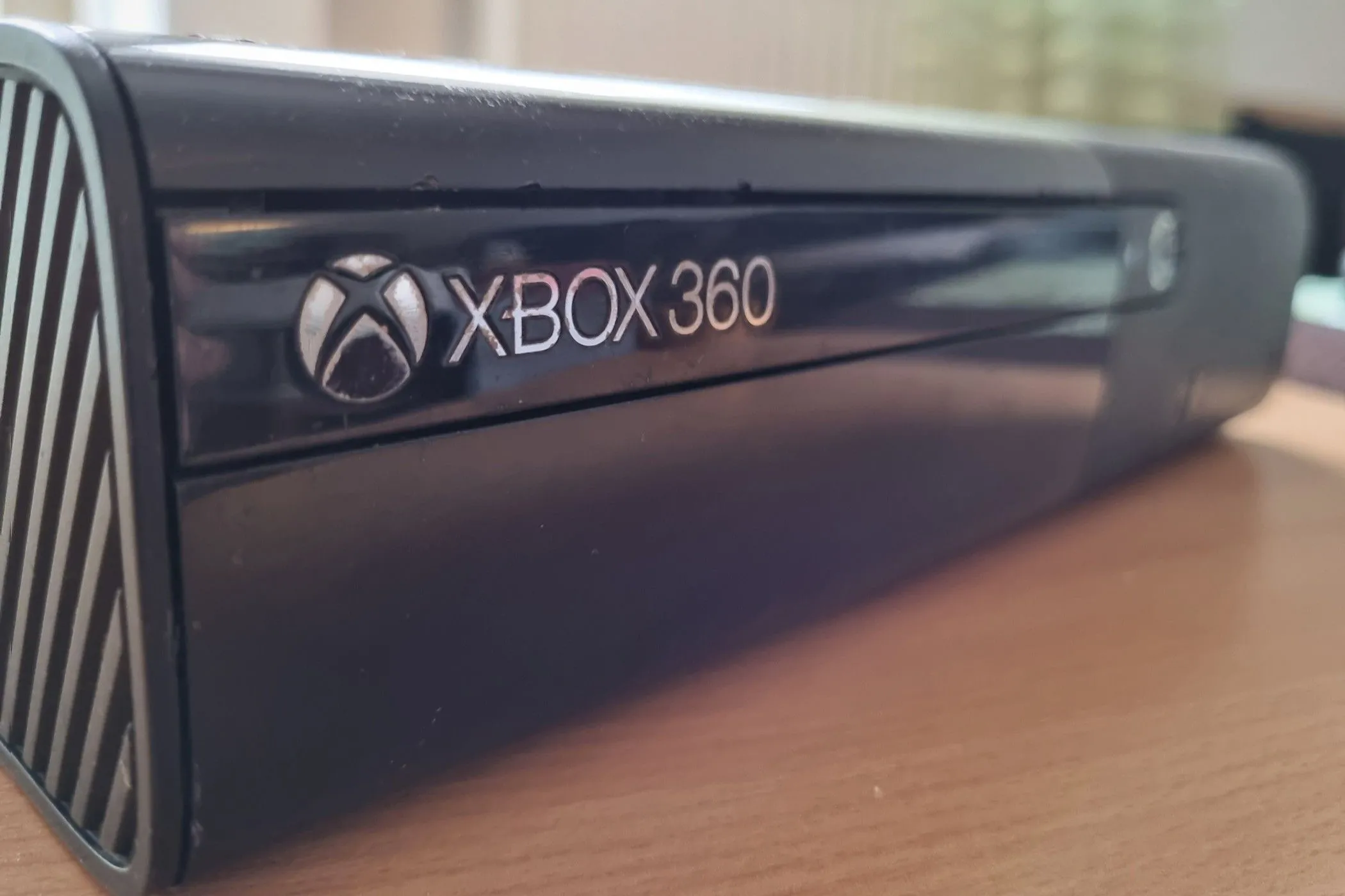 Hình ảnh một chiếc console Xbox 360, minh họa cho khả năng stream game Xbox từ xa thông qua OneCast.