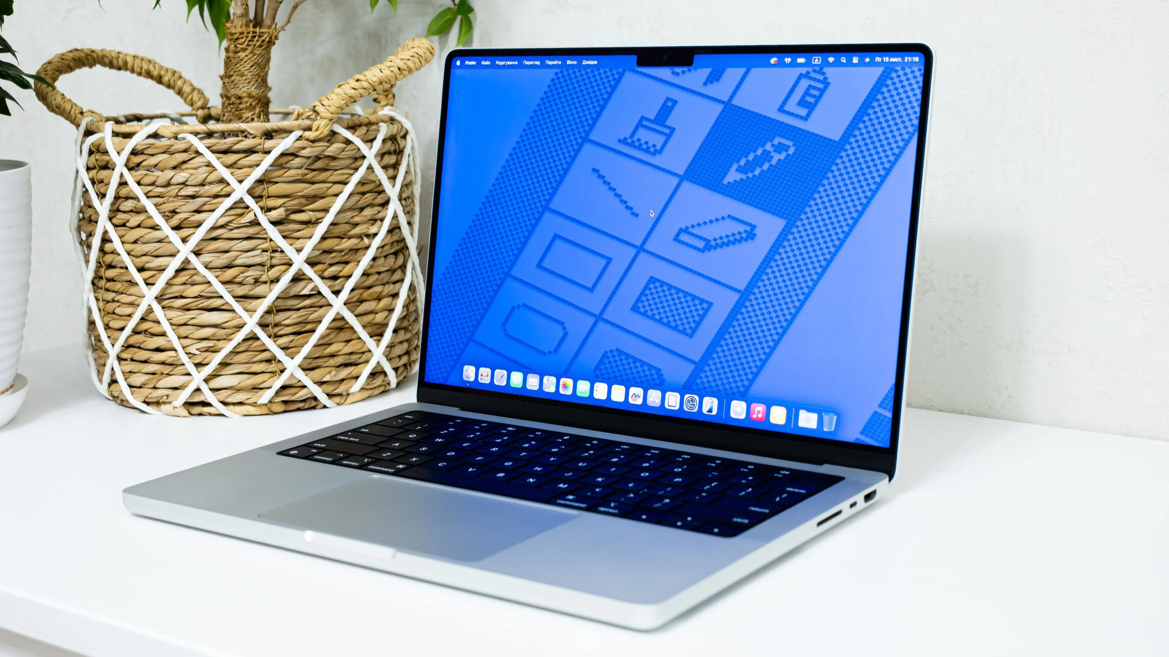 Hình ảnh một chiếc MacBook Pro M4, đại diện cho hệ sinh thái máy tính Mac và các ứng dụng mã nguồn mở chất lượng