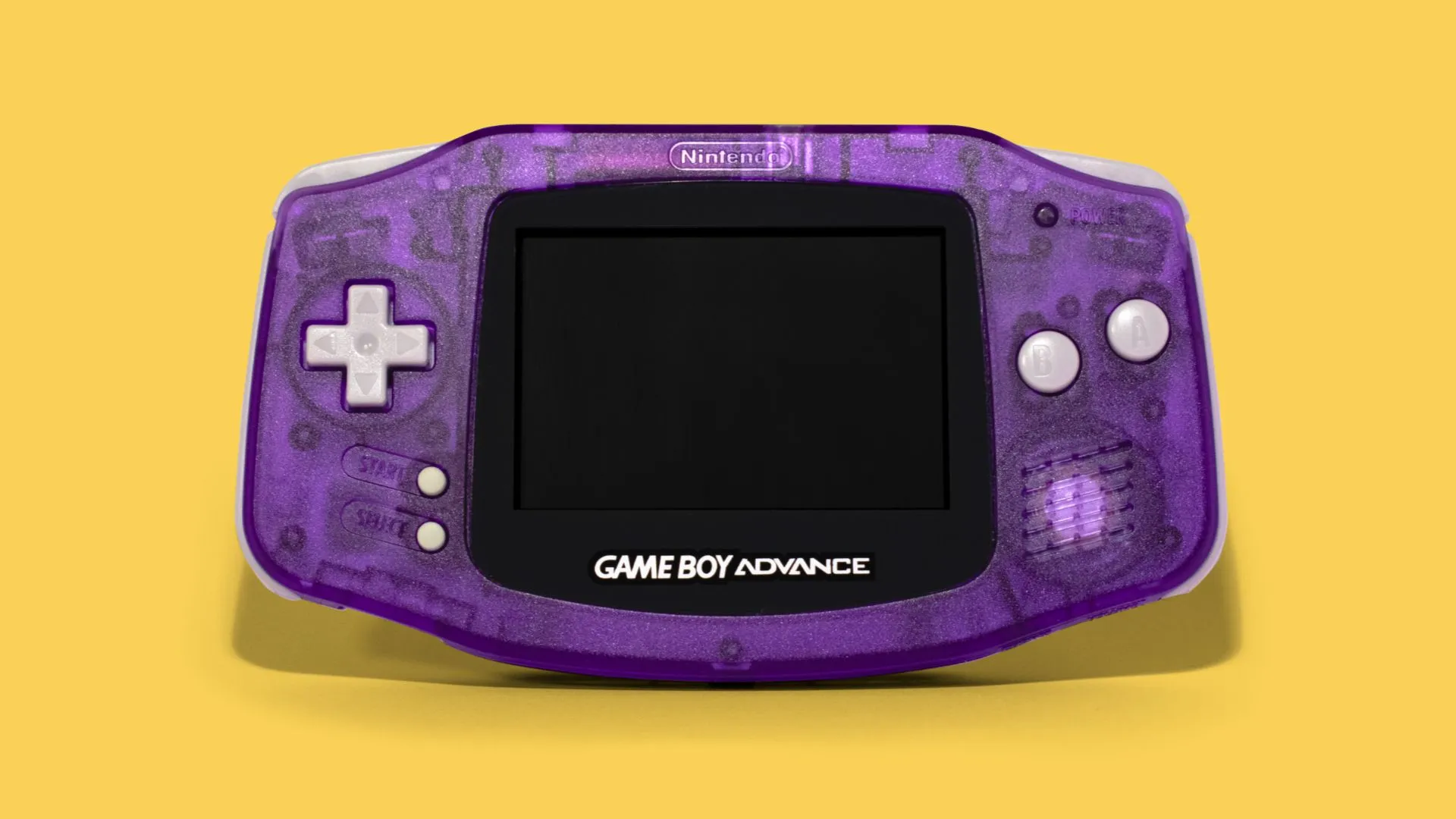 Hình ảnh một chiếc máy chơi game Game Boy Advance màu tím