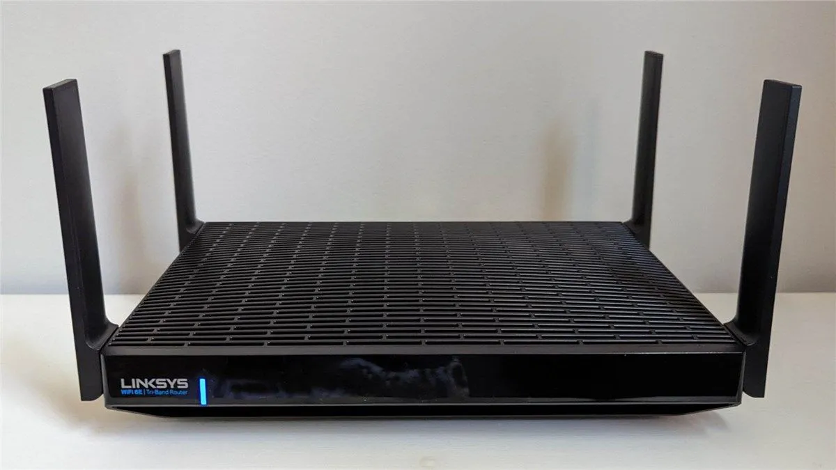 Hình ảnh một thiết bị Router WiFi gia đình, biểu tượng của việc cần cấu hình mở cổng (port forwarding) để server Minecraft có thể kết nối từ xa.