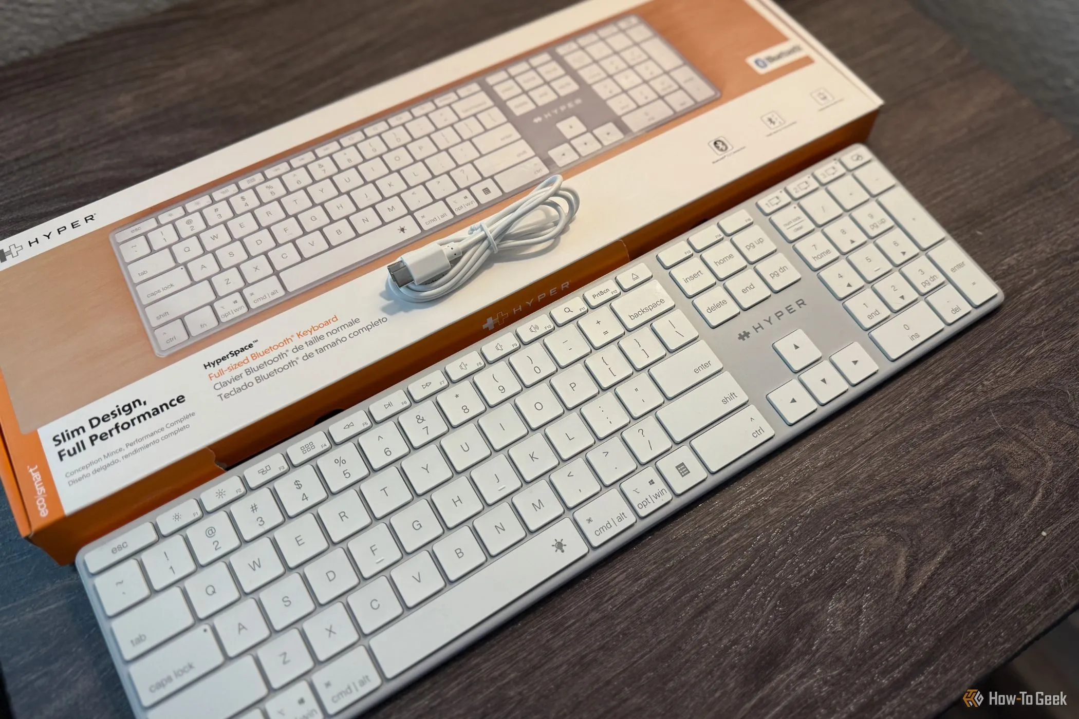 Hộp và cáp sạc USB-C của bàn phím Hyper HyperSpace Bluetooth