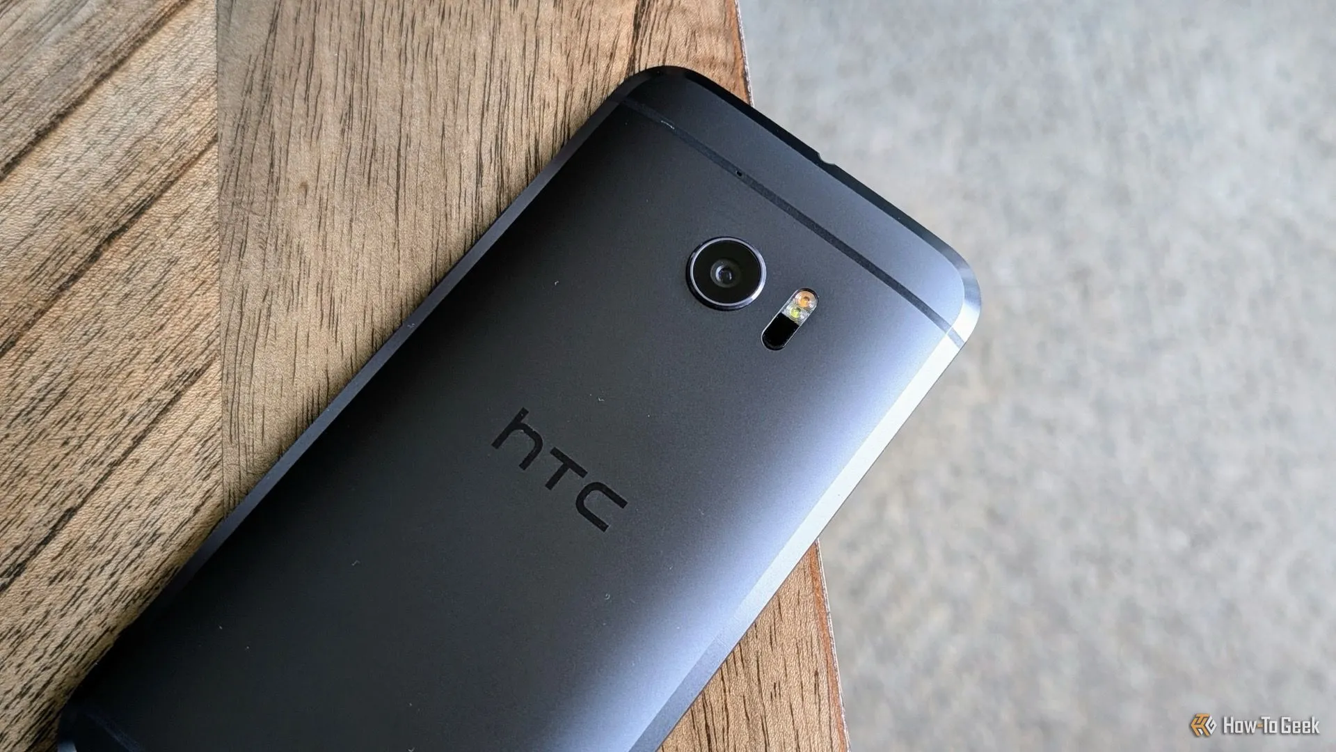 HTC 10, một chiếc điện thoại với thiết kế kim loại nguyên khối và cạnh vát tinh xảo