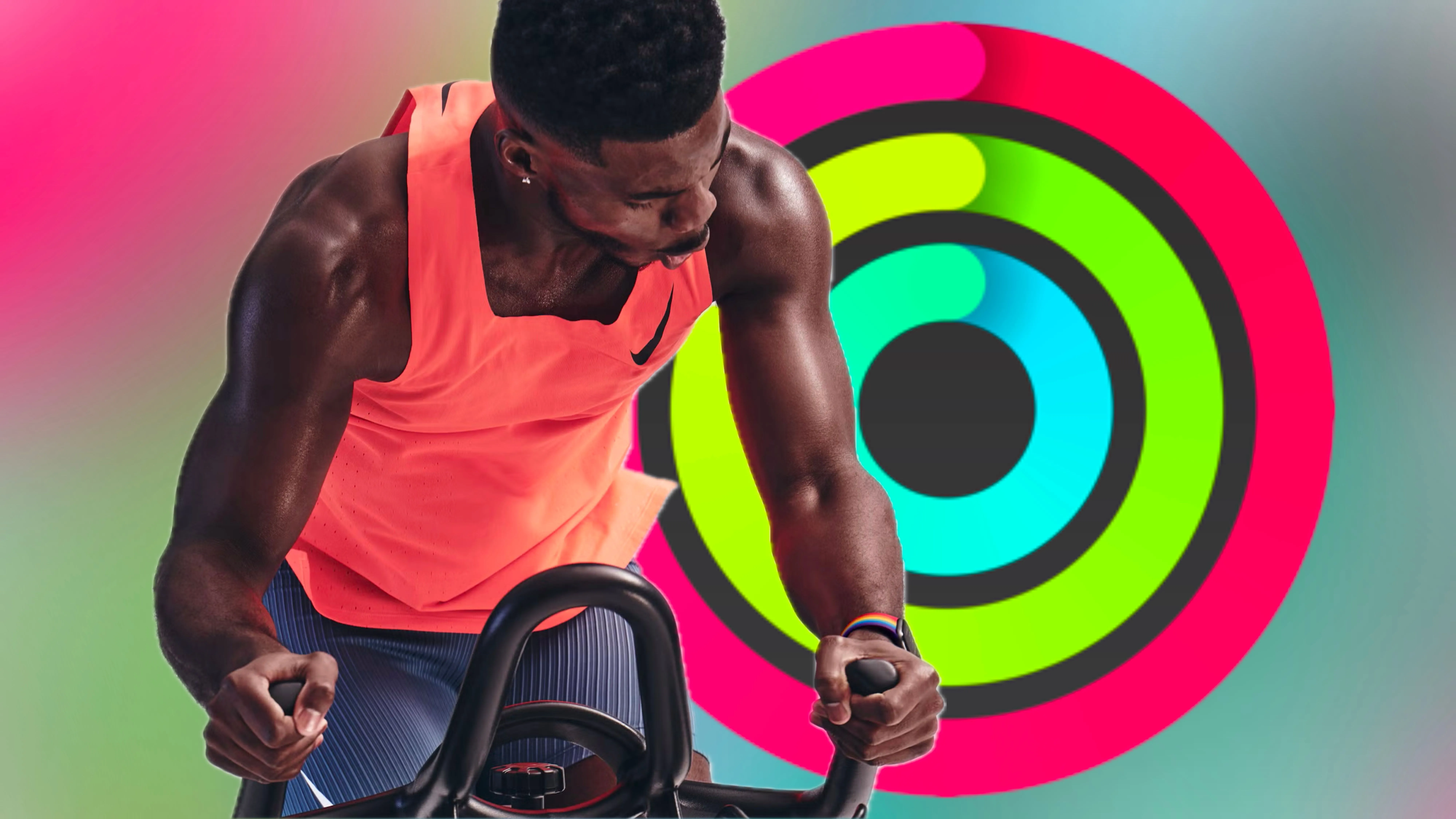 Huấn luyện viên Apple Fitness+ tập luyện với nền là các vòng Hoạt động Apple Watch