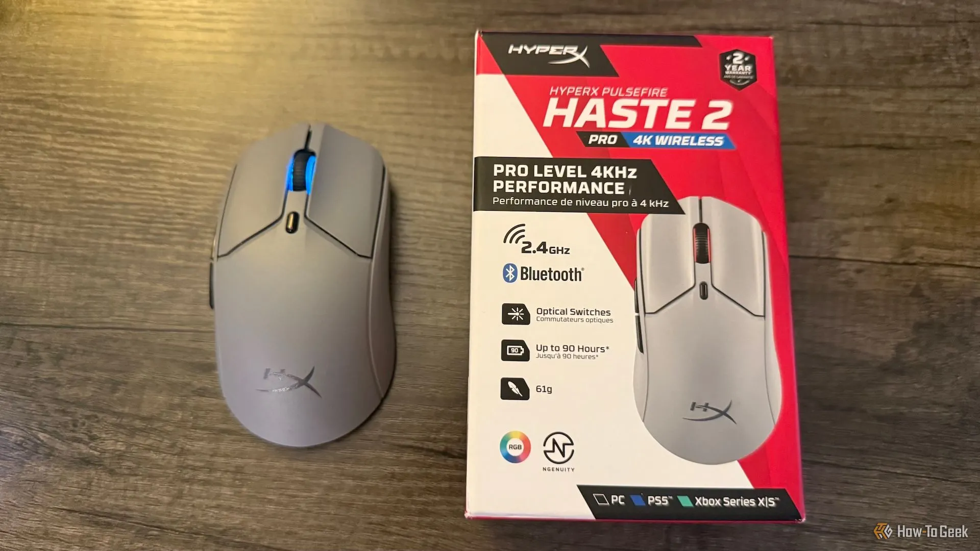 HyperX Pulsefire Haste 2 Pro và hộp sản phẩm trên bàn