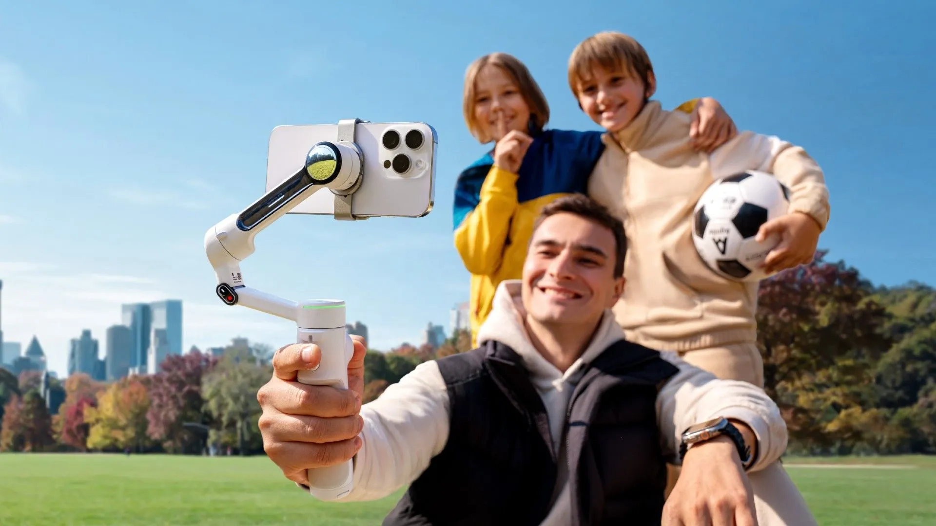 Insta360 Flow 2 Pro đang quay cảnh nhóm người đi bộ và chụp ảnh gia đình với quả bóng đá, minh họa tính năng theo dõi thông minh AI Deep Track 4.0