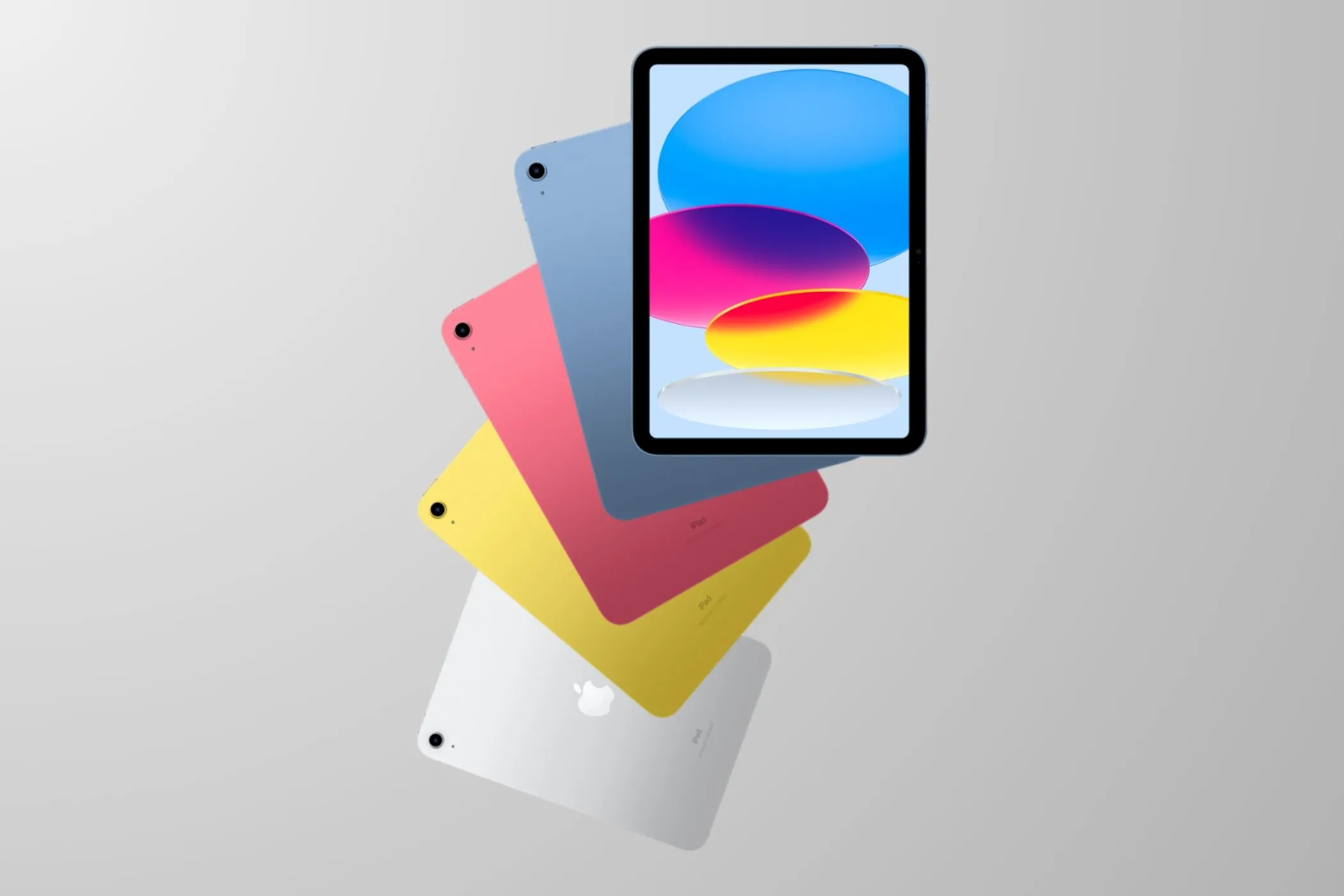 iPad thế hệ thứ 10 màu bạc đặt trên bàn, hiển thị màn hình chính