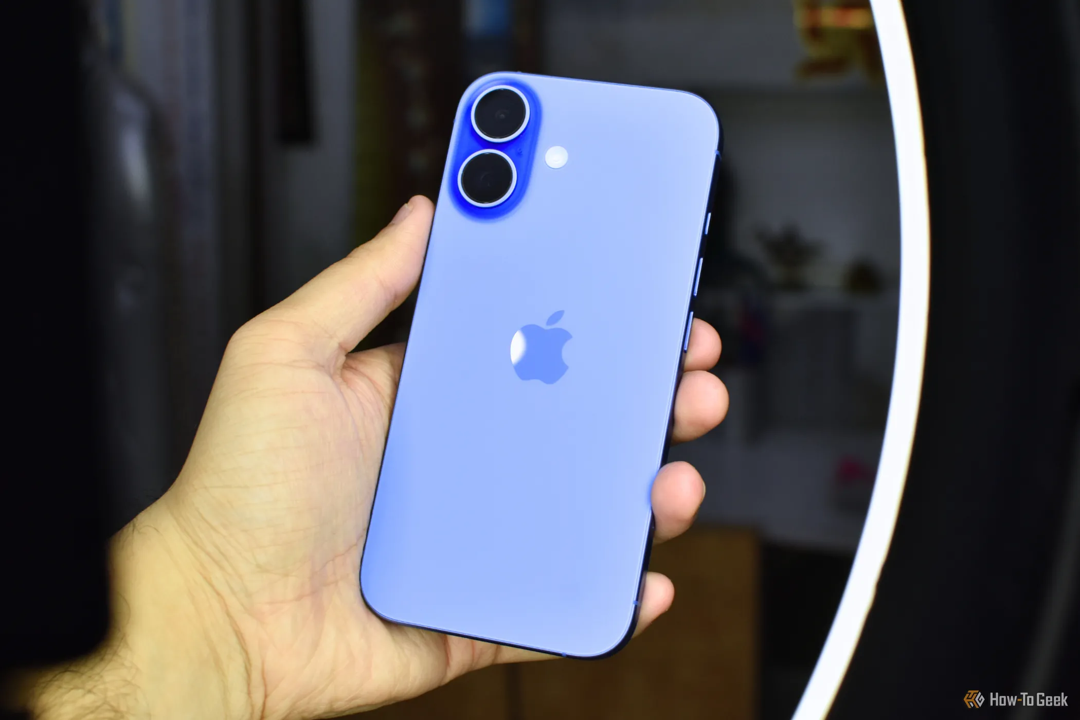 iPhone 16 màu Ultramarine được cầm trên tay, khoe thiết kế hiện đại