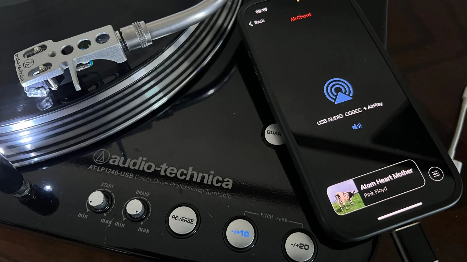 Kết nối bàn xoay đĩa với iPhone thông qua ứng dụng AirChord 2 để phát nhạc không dây lên HomePod.