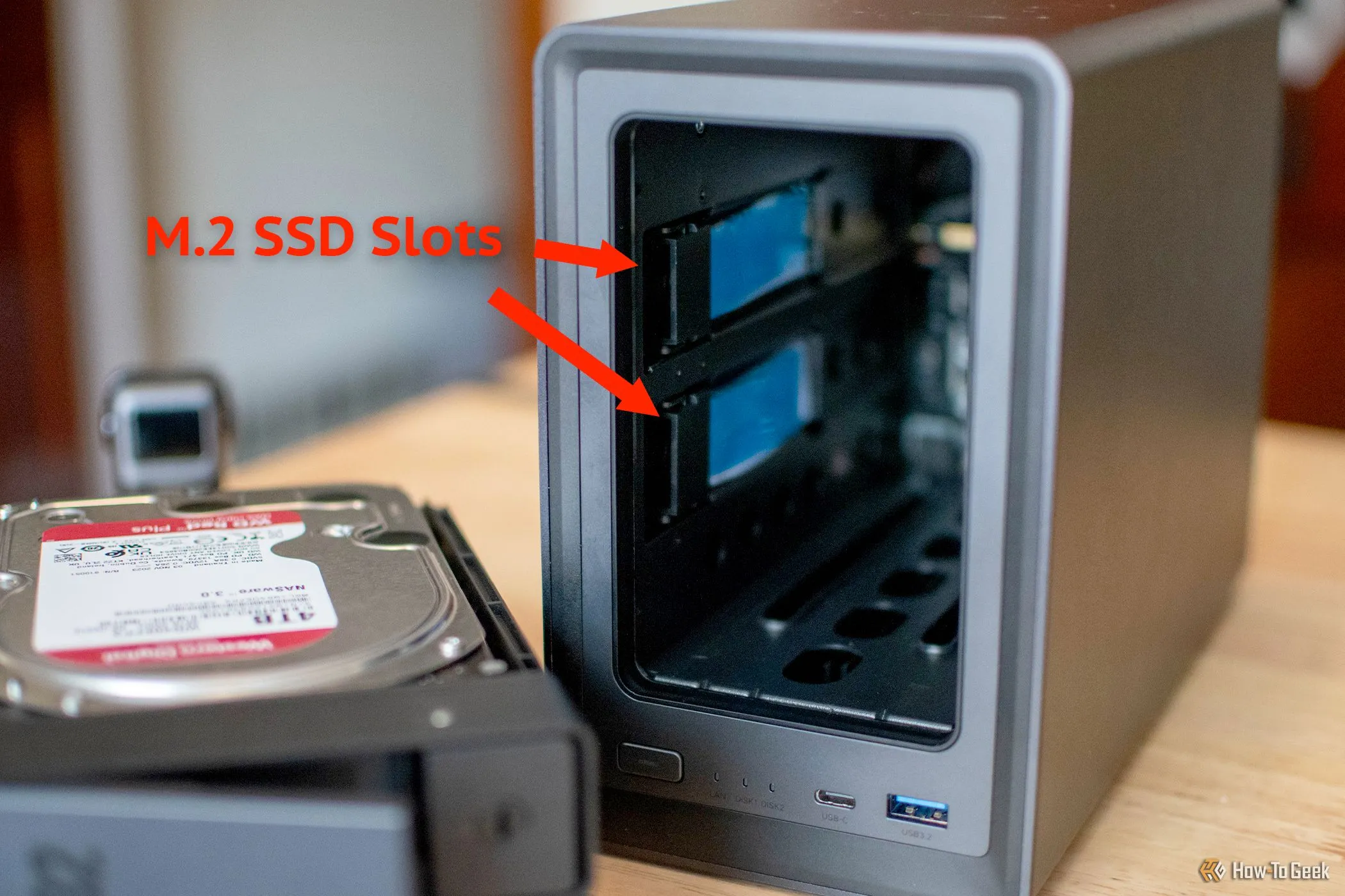 Khe cắm M.2 SSD bên trong thiết bị NAS UGREEN NASYNC DXP2800, minh họa khả năng nâng cấp phần cứng