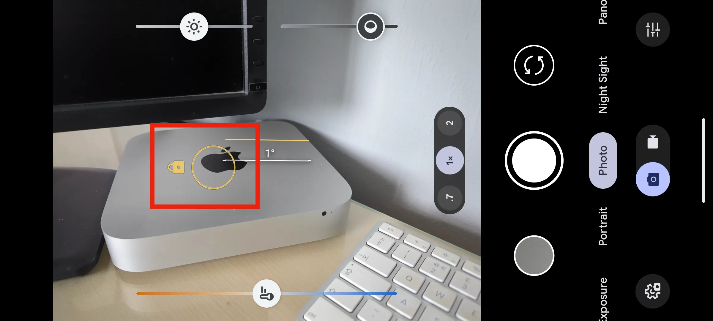 Khóa lấy nét vào một đối tượng cụ thể trong ứng dụng Google Camera trên Pixel