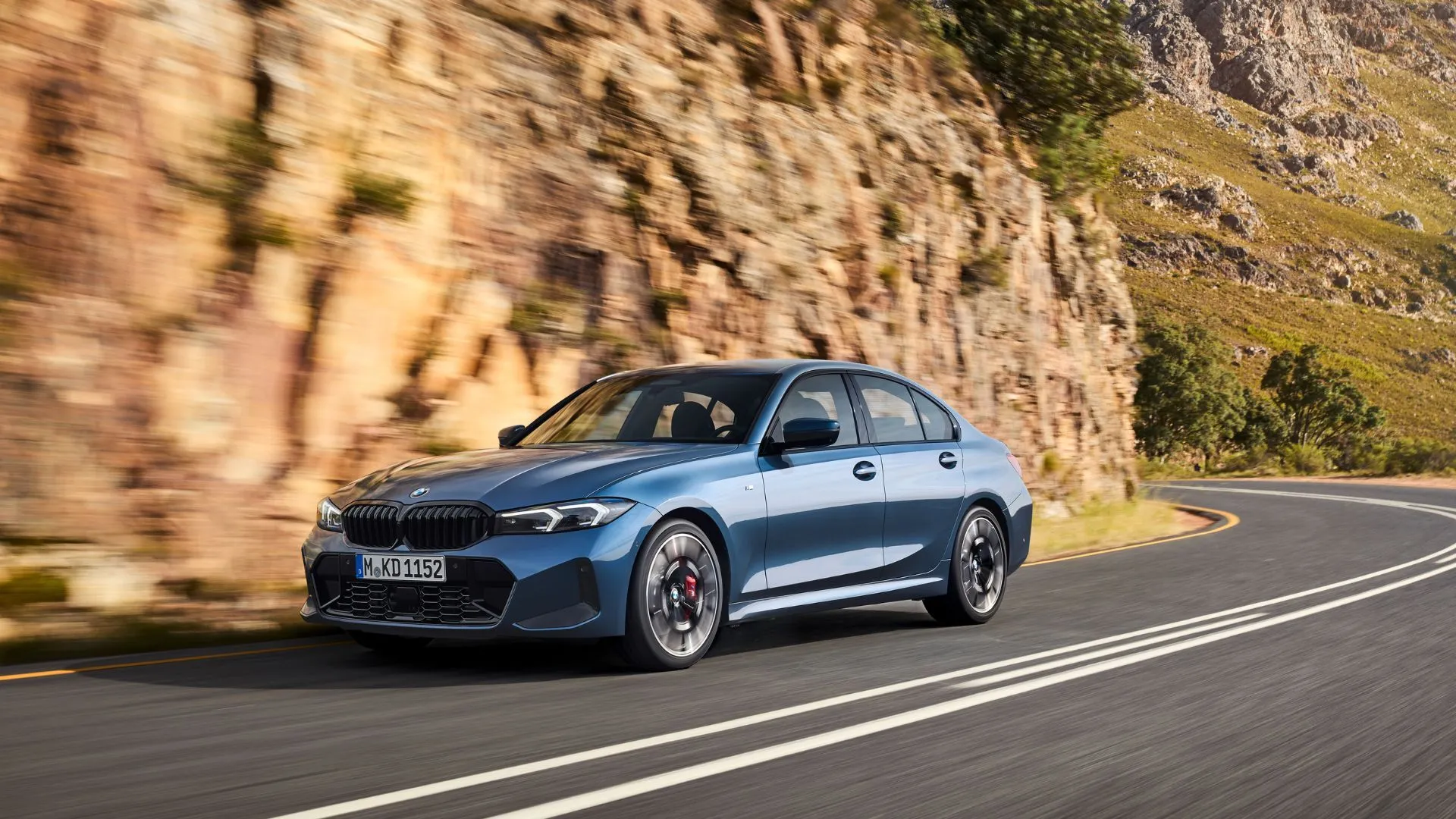 Khoang động cơ của một chiếc BMW, minh họa cho sự phức tạp của hệ thống điện trong các xe hiện đại và đợt triệu hồi gần đây
