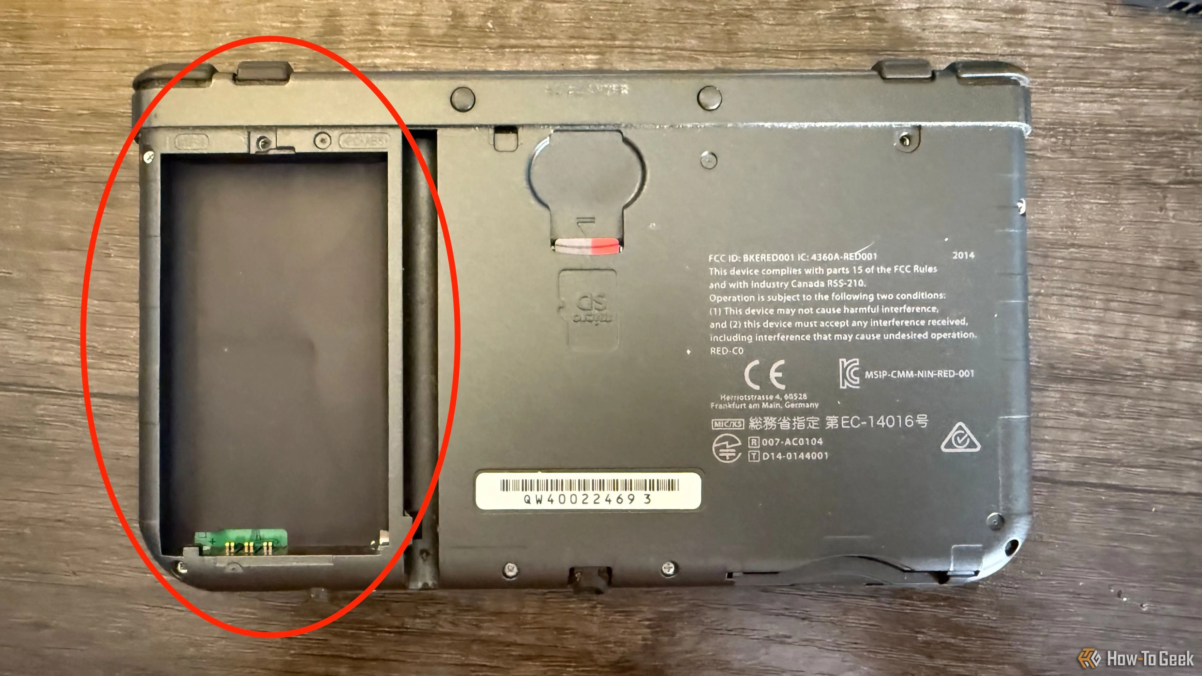 Khoang pin trống và khe cắm thẻ nhớ microSD trên New Nintendo 3DS XL