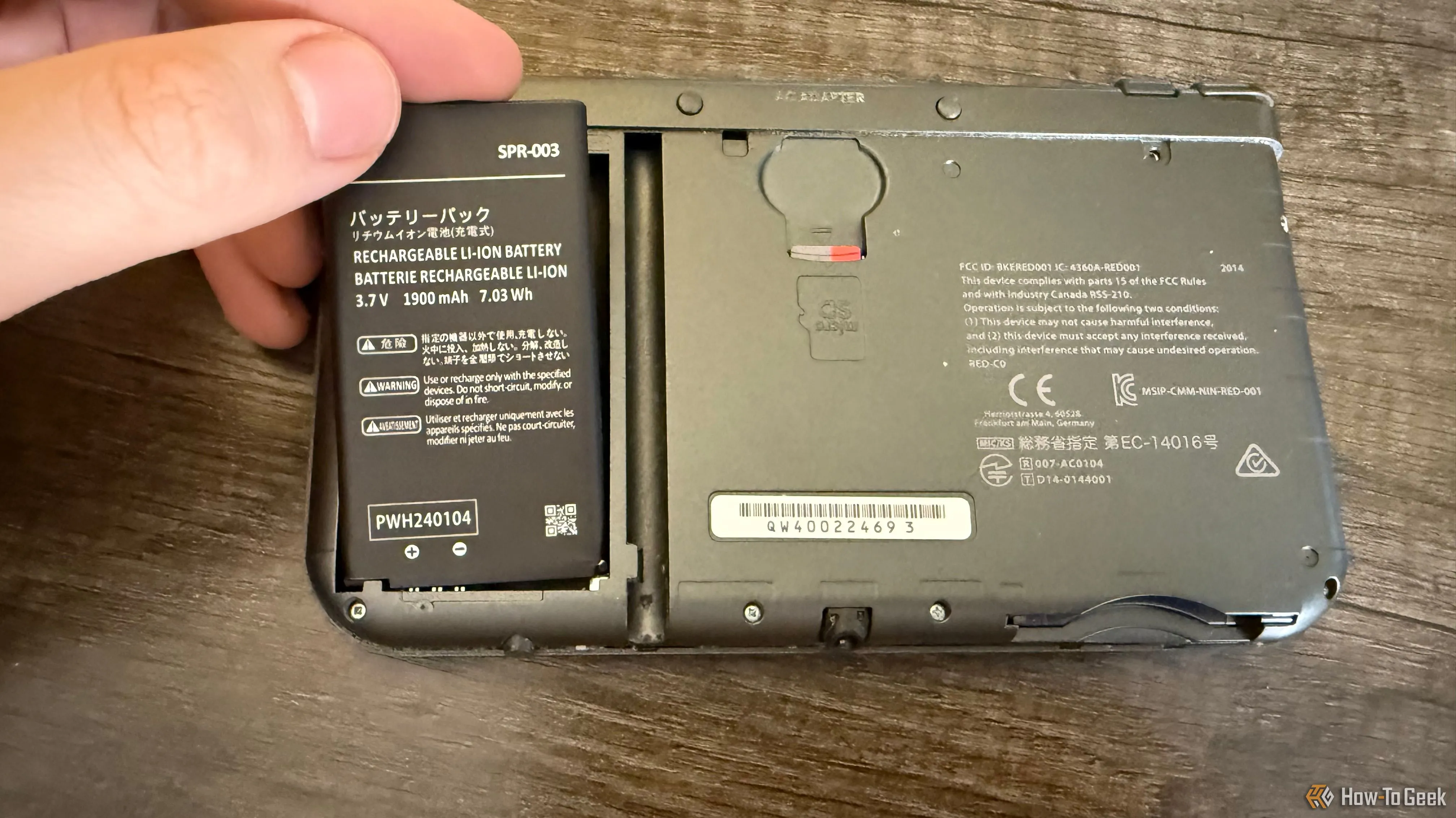 Lắp pin mới vào khoang pin của New Nintendo 3DS XL