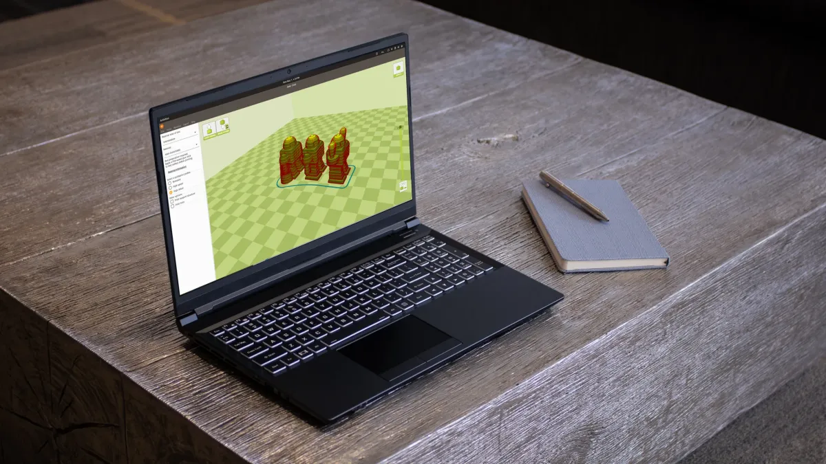 Laptop chơi game System76 Oryx Pro chạy Linux trên bàn làm việc, minh họa sự đa dạng của phần cứng tương thích Linux