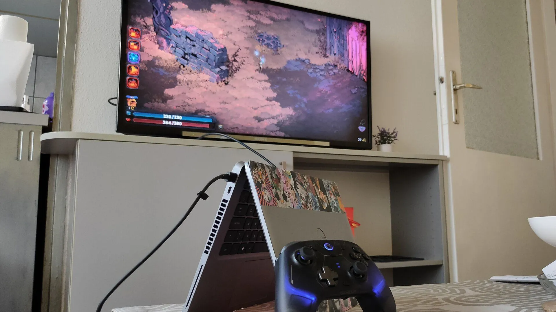 Laptop Dell kết nối với tay cầm và TV, cấu hình chơi game cũ linh hoạt