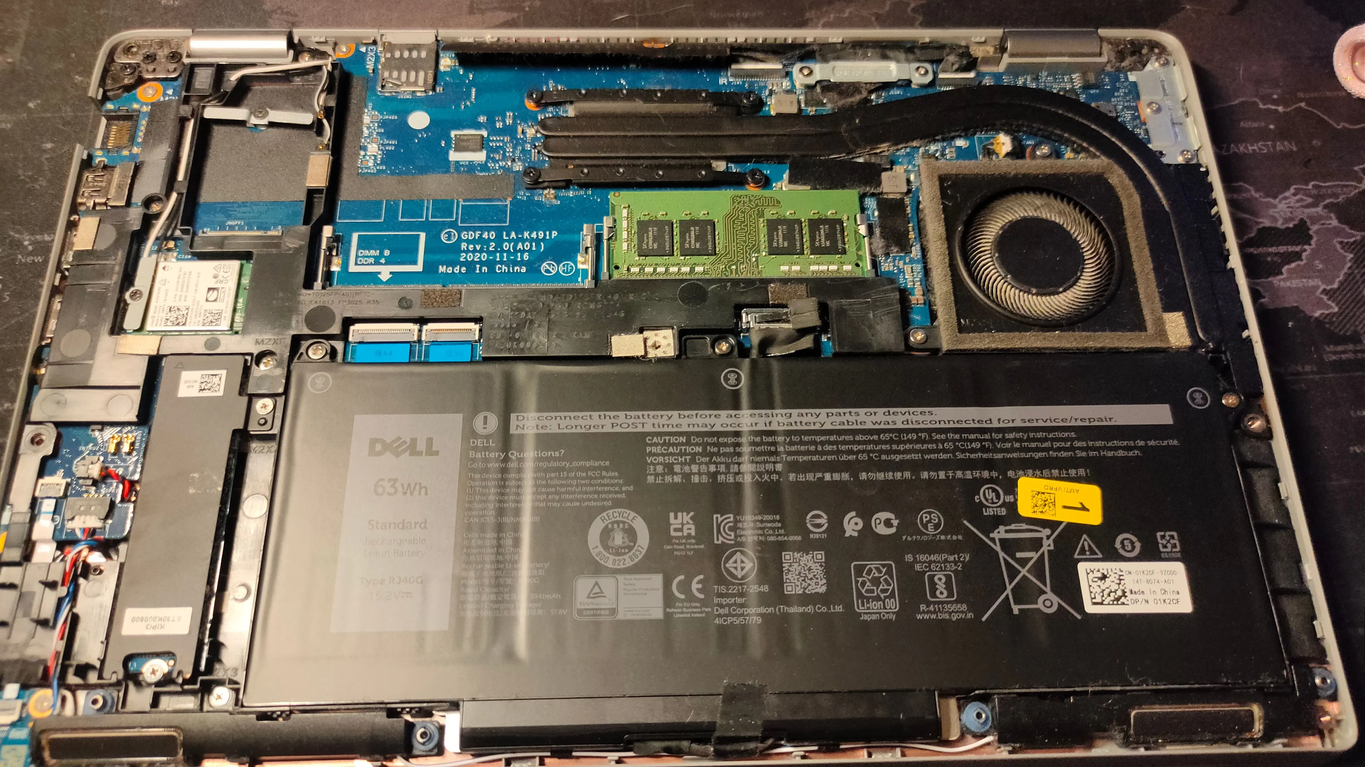 Laptop Dell Latitude 5420 đã mở, cho thấy các linh kiện bên trong