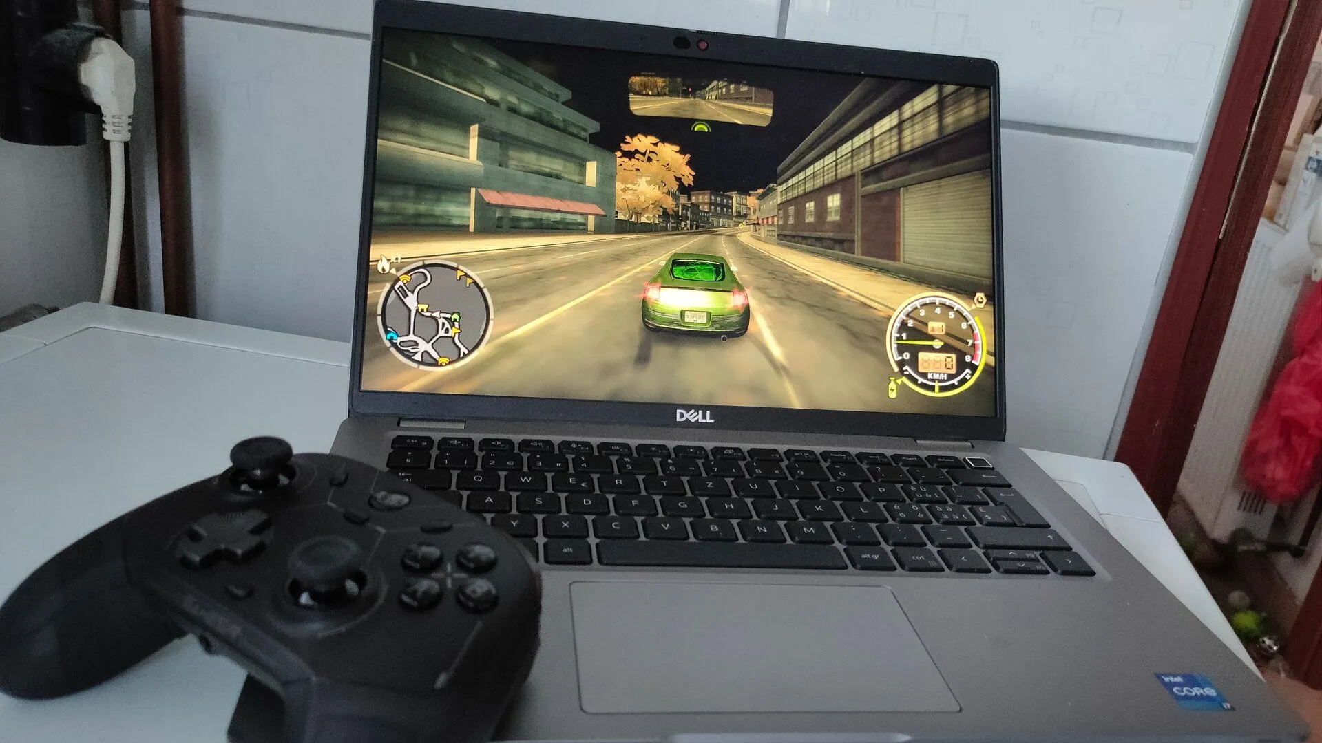Laptop Dell Latitude 5420 đang chạy game, minh chứng cho phần cứng giá rẻ chơi game cũ tốt