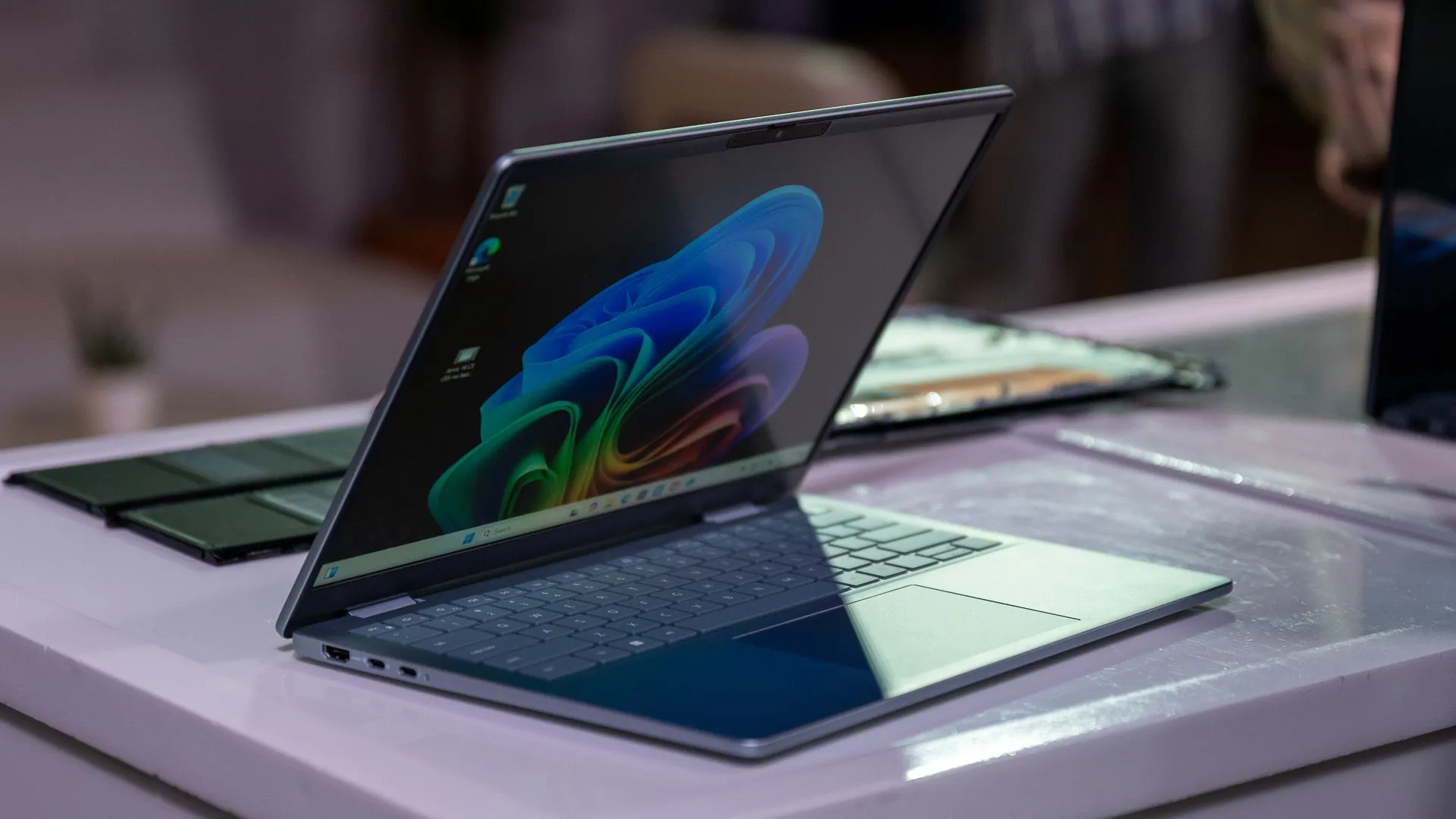 Laptop Dell Premium mới với thiết kế hiện đại