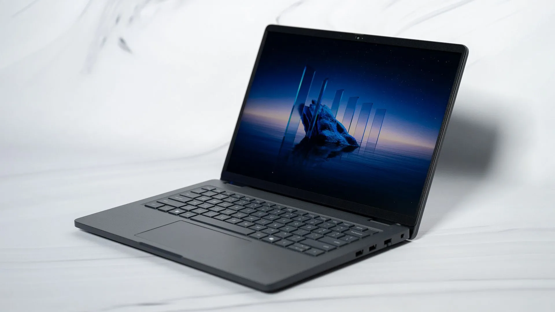 Laptop Dell Pro 14 với thiết kế sang trọng