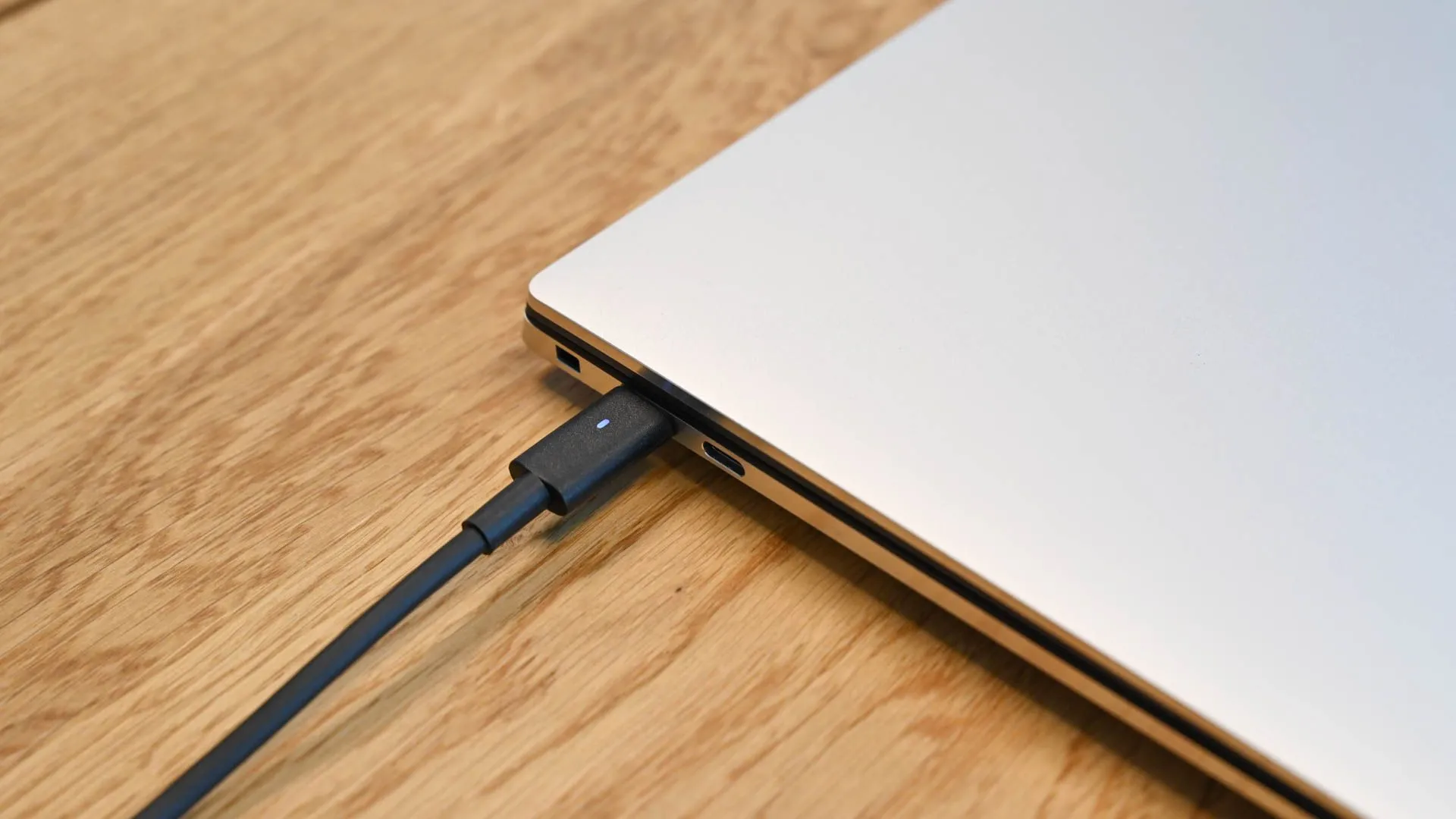 Laptop Dell XPS 15 (9530) đang sạc