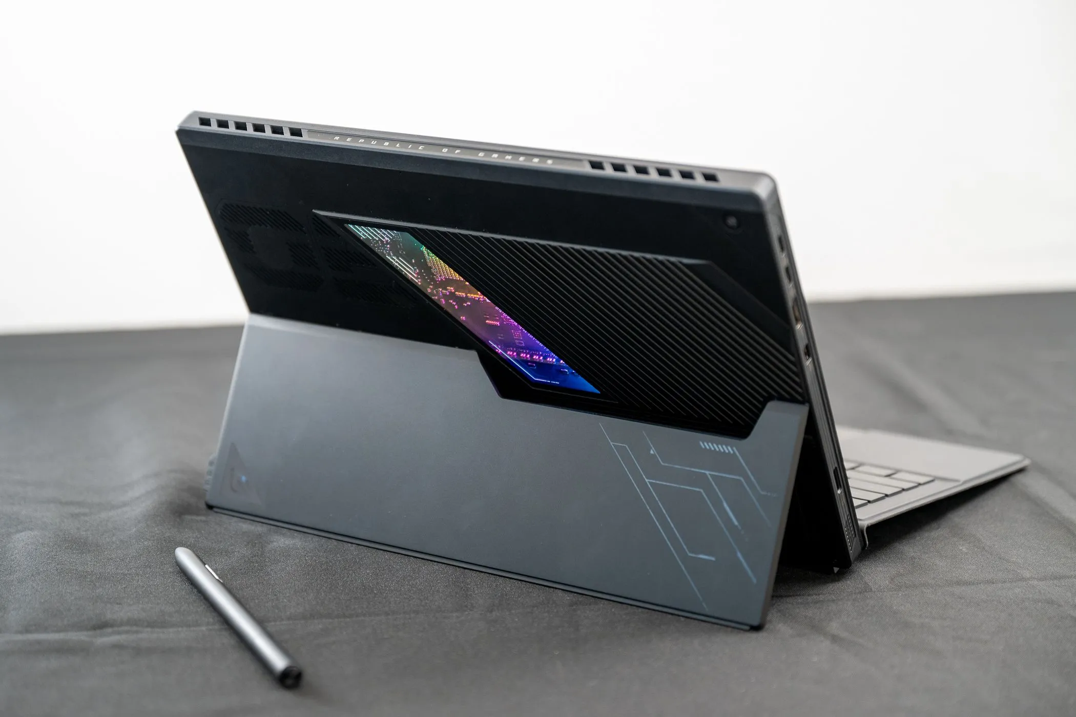 Laptop gaming chuyển đổi ASUS ROG Flow Z13 2025