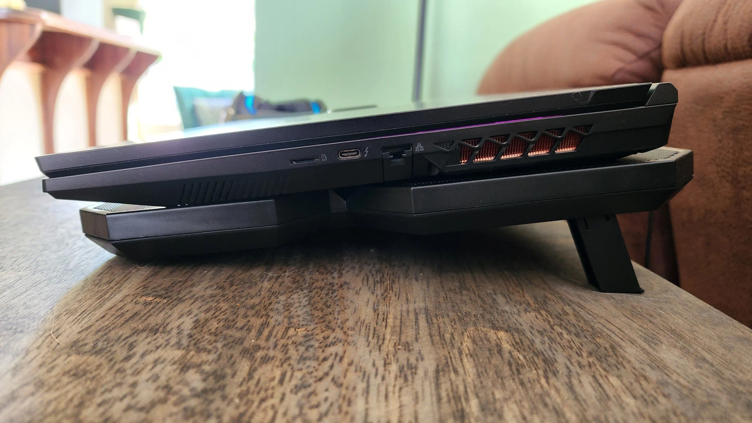 Laptop gaming đặt trên đế tản nhiệt chủ động nhìn từ bên cạnh