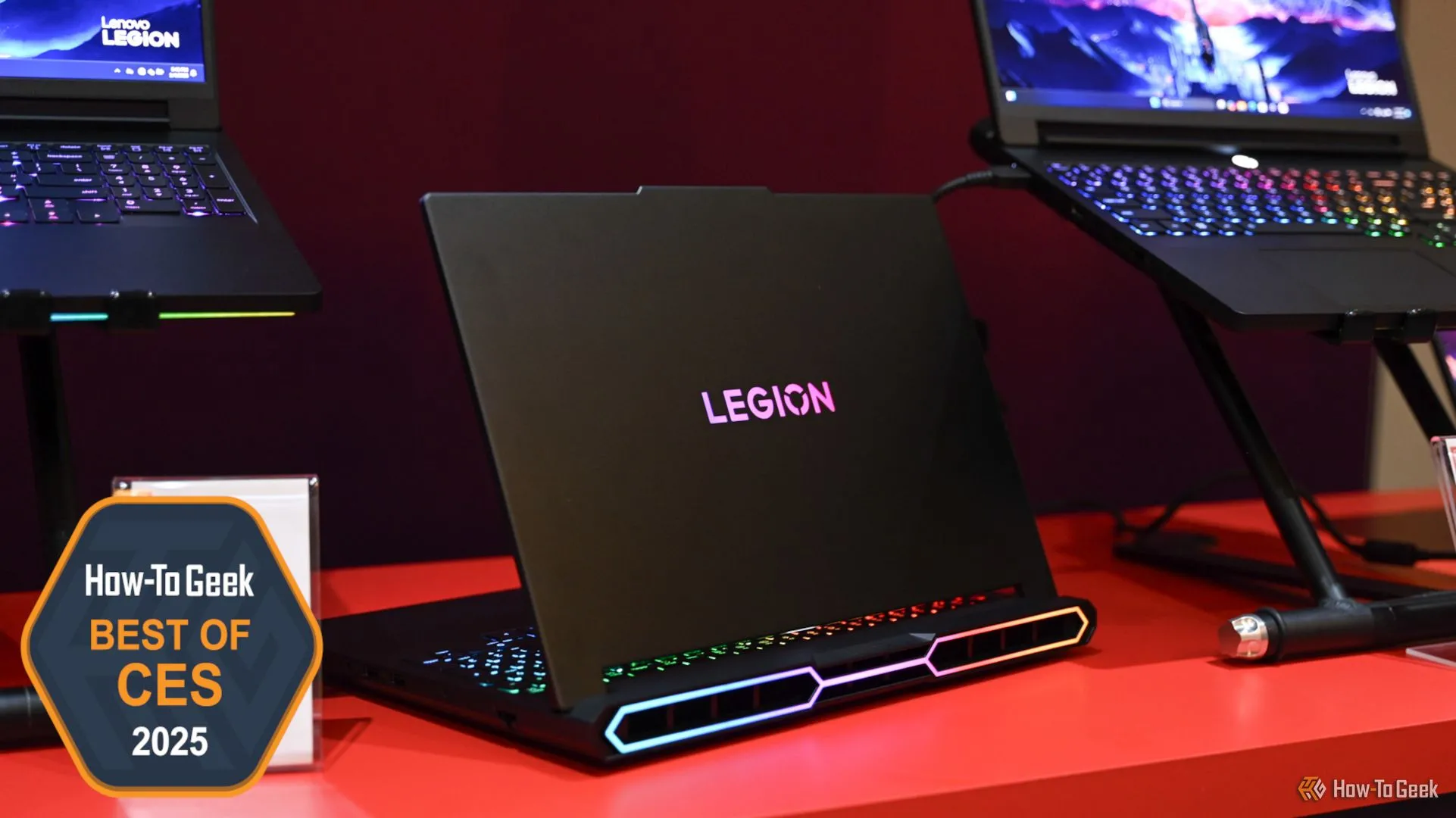 Laptop gaming Lenovo Legion Pro 7i 16 Gen 10 tại triển lãm CES 2025, nổi bật với cấu hình mạnh mẽ.