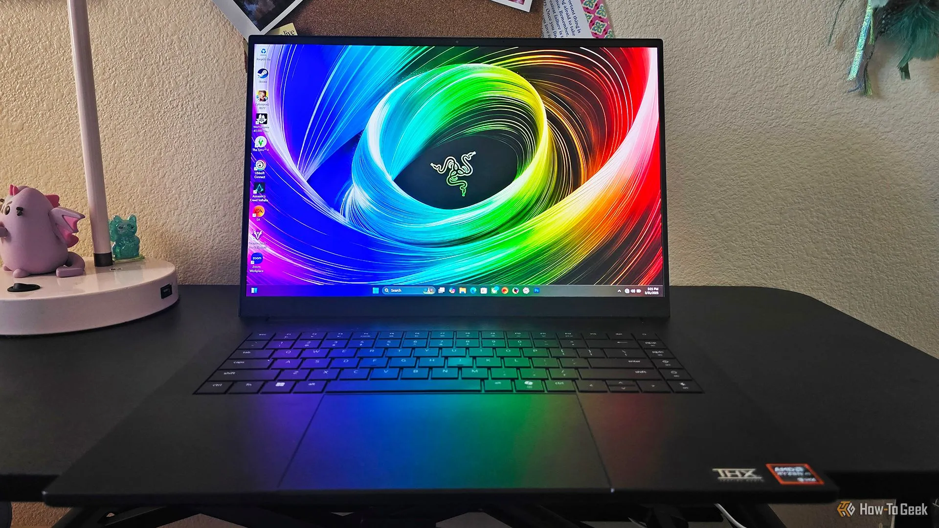 Laptop gaming Razer Blade 16 2025 mở trên bàn làm việc, minh họa quyết định tạm ngừng bán trực tiếp của Razer tại Mỹ