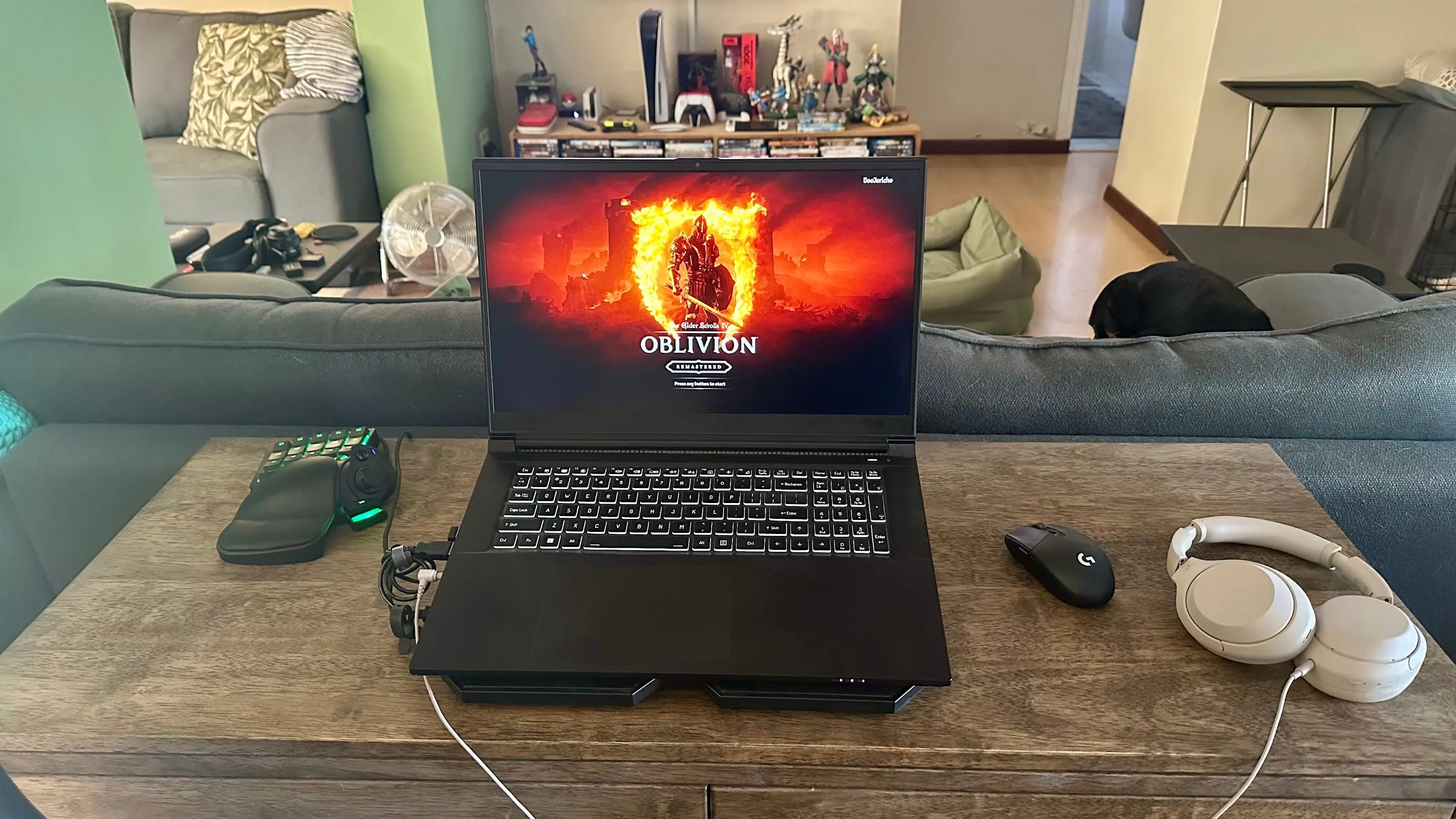 Laptop gaming trên đế tản nhiệt cùng bàn phím một tay chuyên dụng