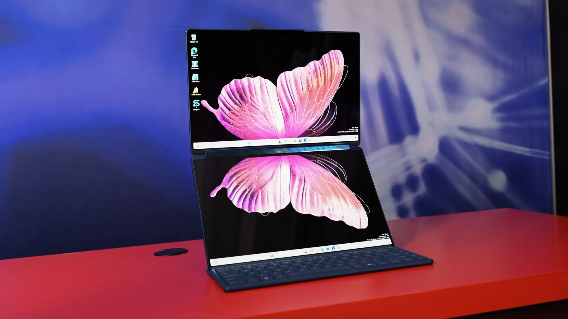 Laptop Lenovo Yoga Book 9i có màn hình kép cảm ứng 4K