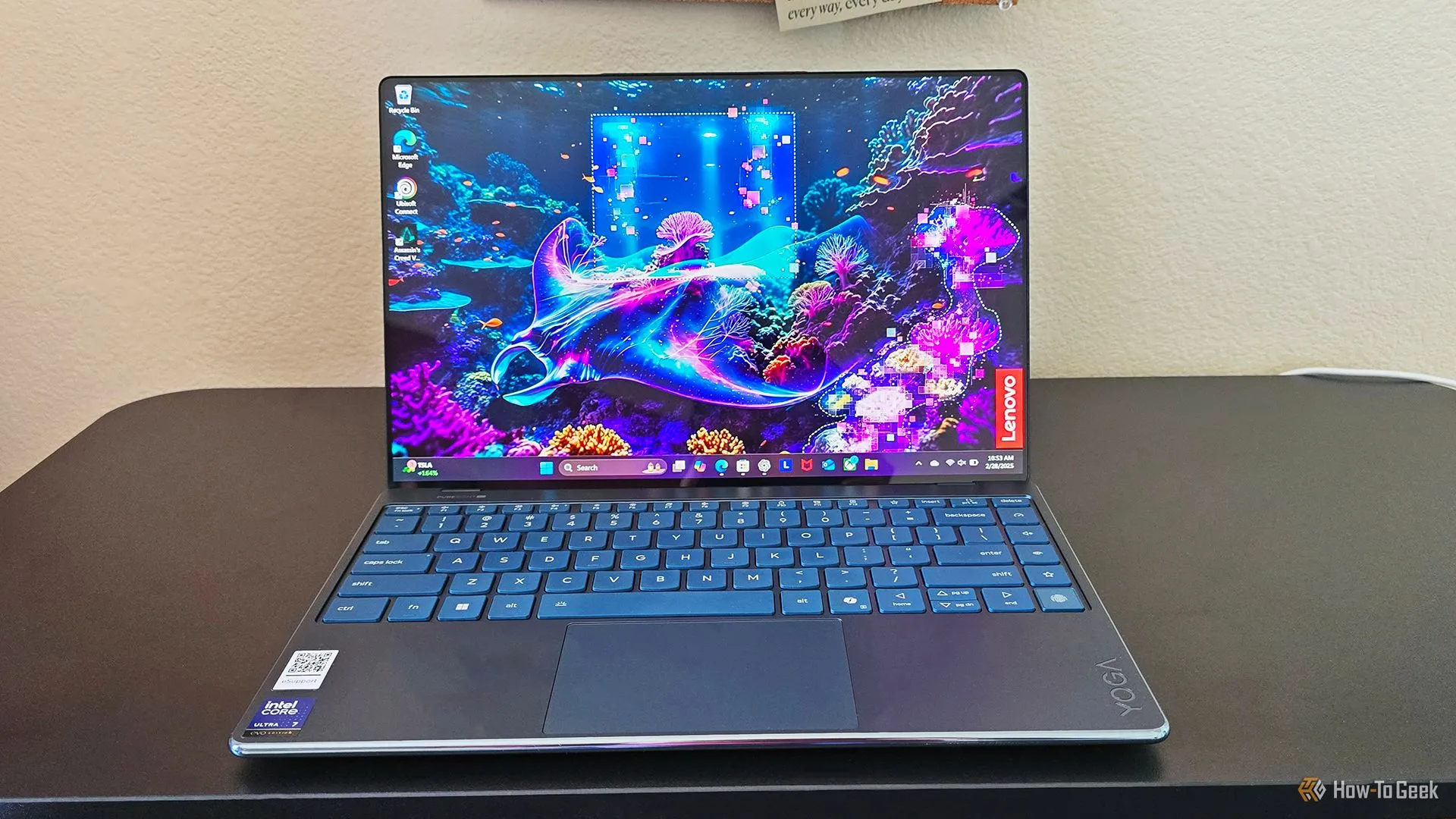 laptop Lenovo Yoga Slim 9i Gen 10 đang mở đặt trên bàn làm việc