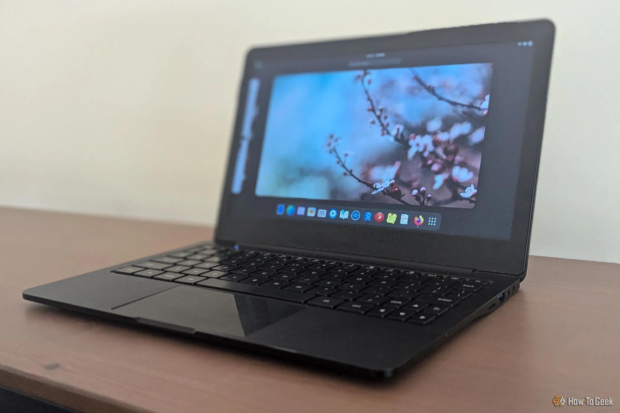 Laptop Star Labs StarLite MkIV trên kệ gỗ, đại diện cho màn hình 60Hz tiêu chuẩn