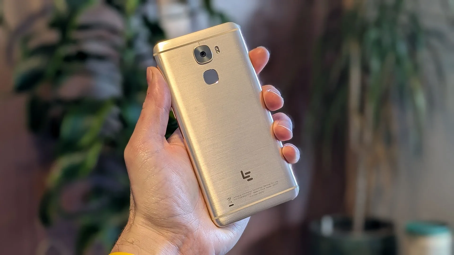 LeEco Le Pro 3 được cầm trên tay, minh họa cho bài học về tầm quan trọng của phần mềm