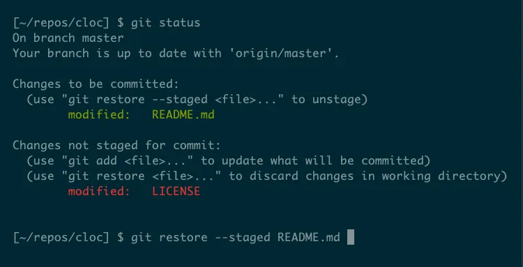 Lệnh &quot;git restore --staged&quot; tự động hoàn thành tên tệp README.md, là tệp duy nhất đã được staged