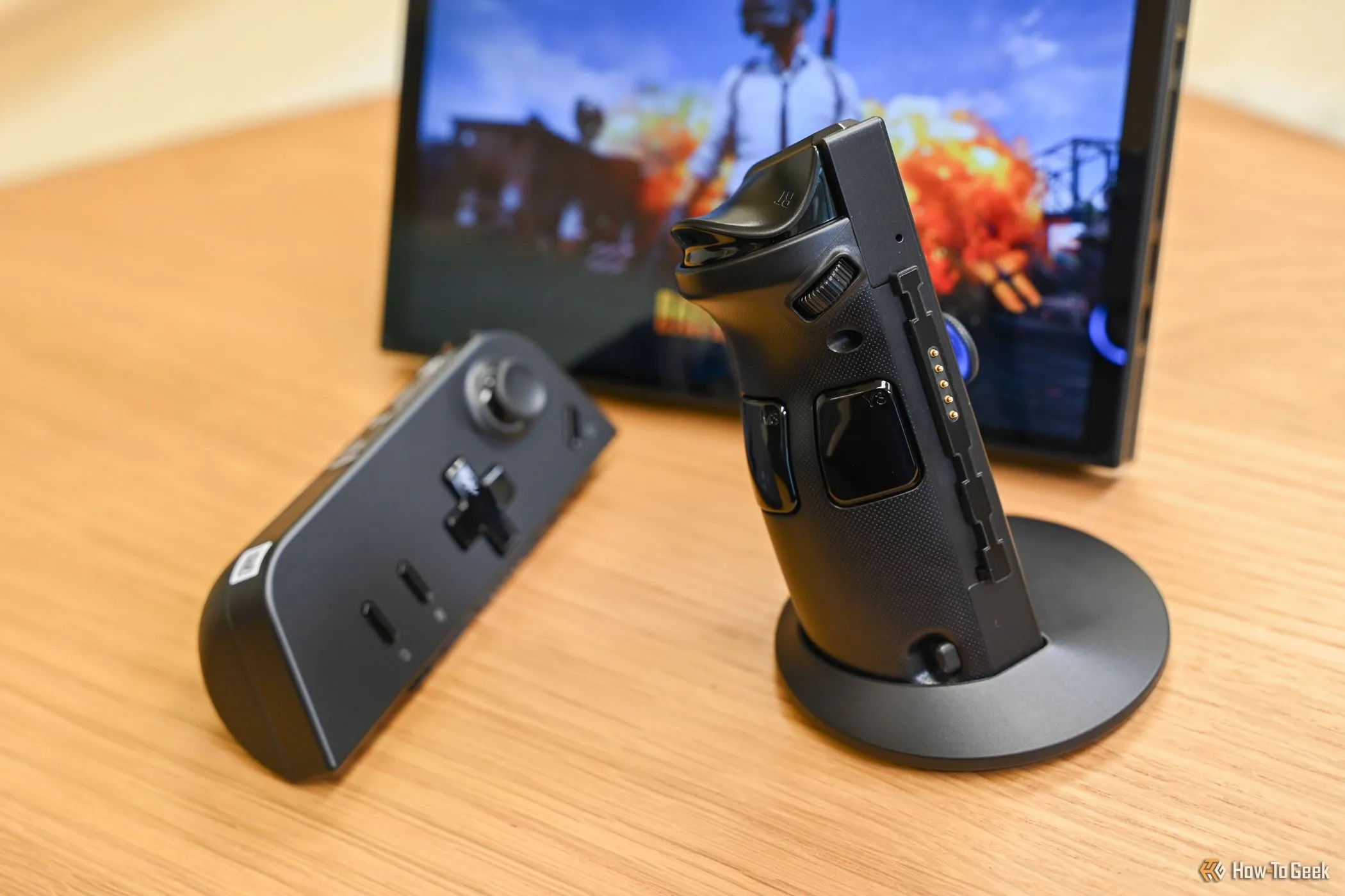 Lenovo Legion Go đang được sử dụng ở chế độ FPS với tay cầm bên phải hoạt động như chuột, tối ưu trải nghiệm game bắn súng.