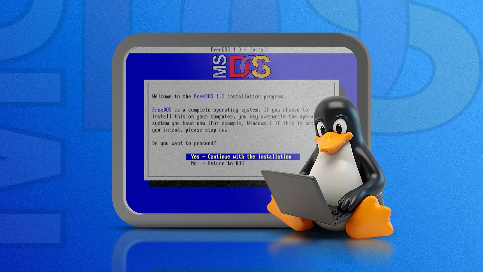 Linh vật Linux đang sử dụng laptop, phía sau là màn hình FreeDOS với giao diện dòng lệnh đặc trưng, gợi nhớ về thời kỳ DOS.