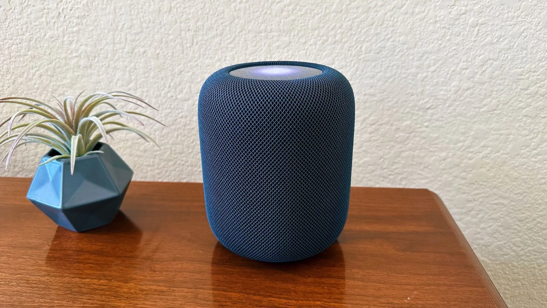Loa Apple HomePod thế hệ thứ hai trên bàn, tượng trưng cho hệ sinh thái HomeKit