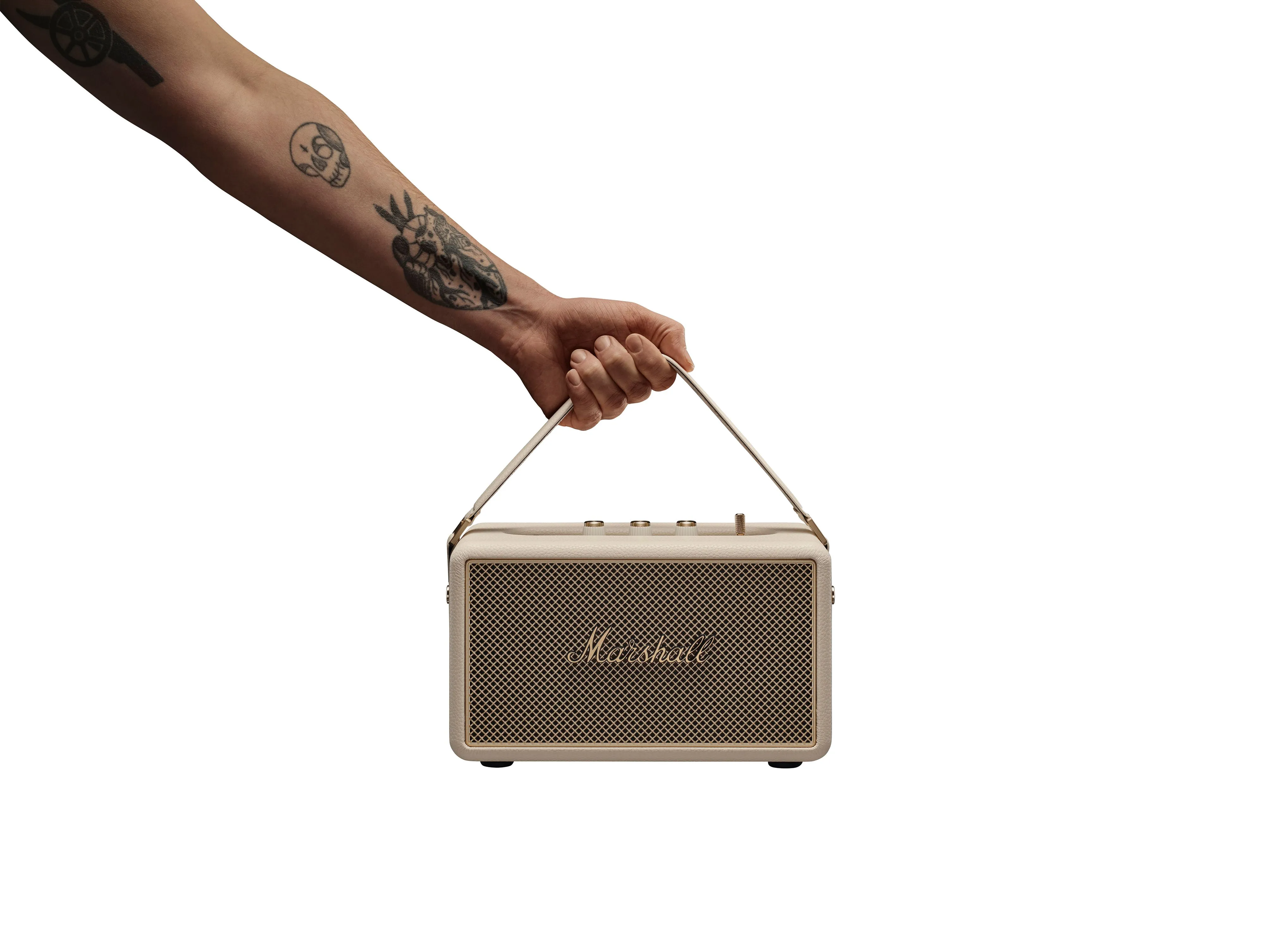 Loa Marshall Kilburn III màu kem với núm xoay điều khiển cổ điển và quai xách tiện lợi