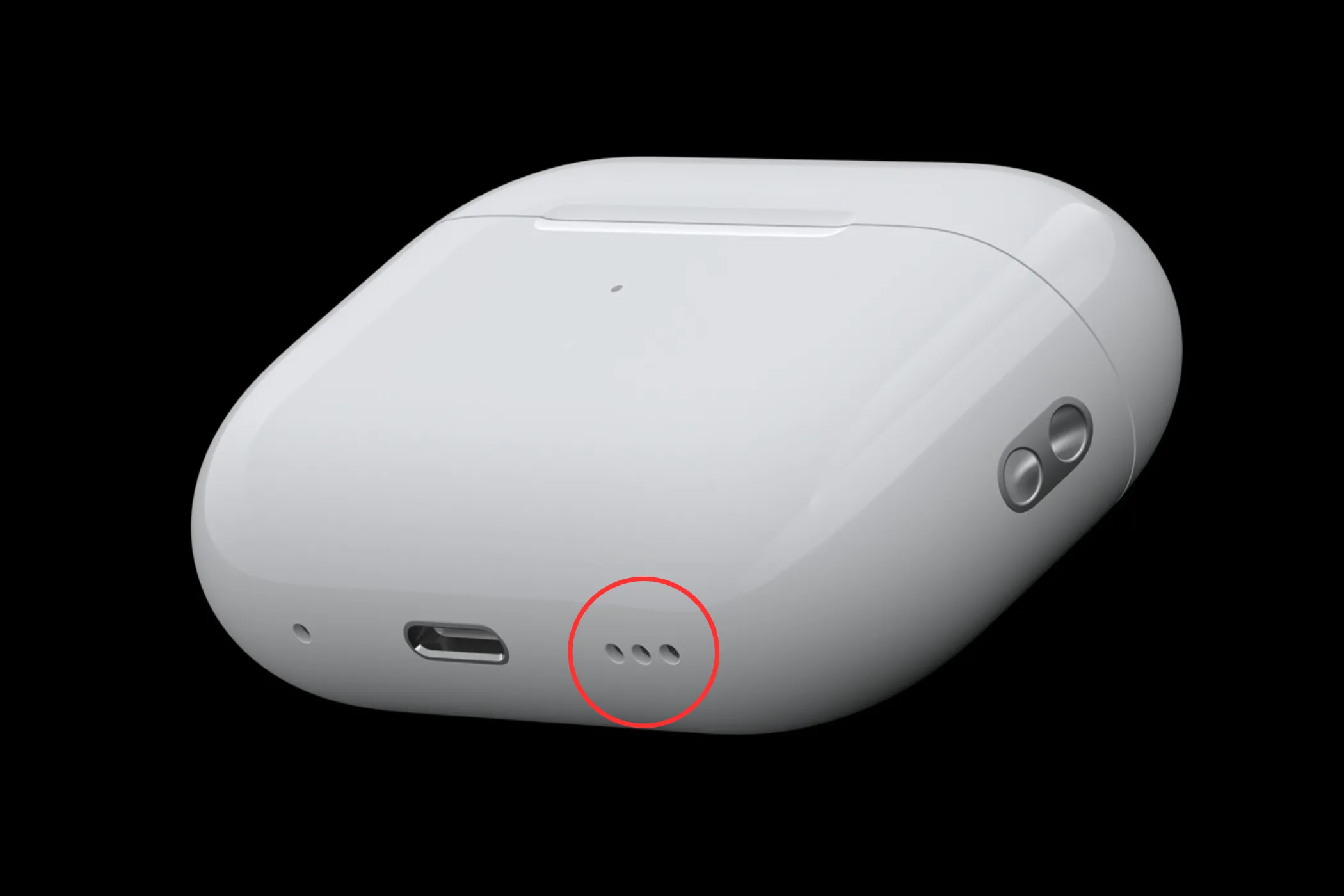 Loa nhỏ cạnh cổng sạc USB-C trên hộp sạc AirPods Pro 2