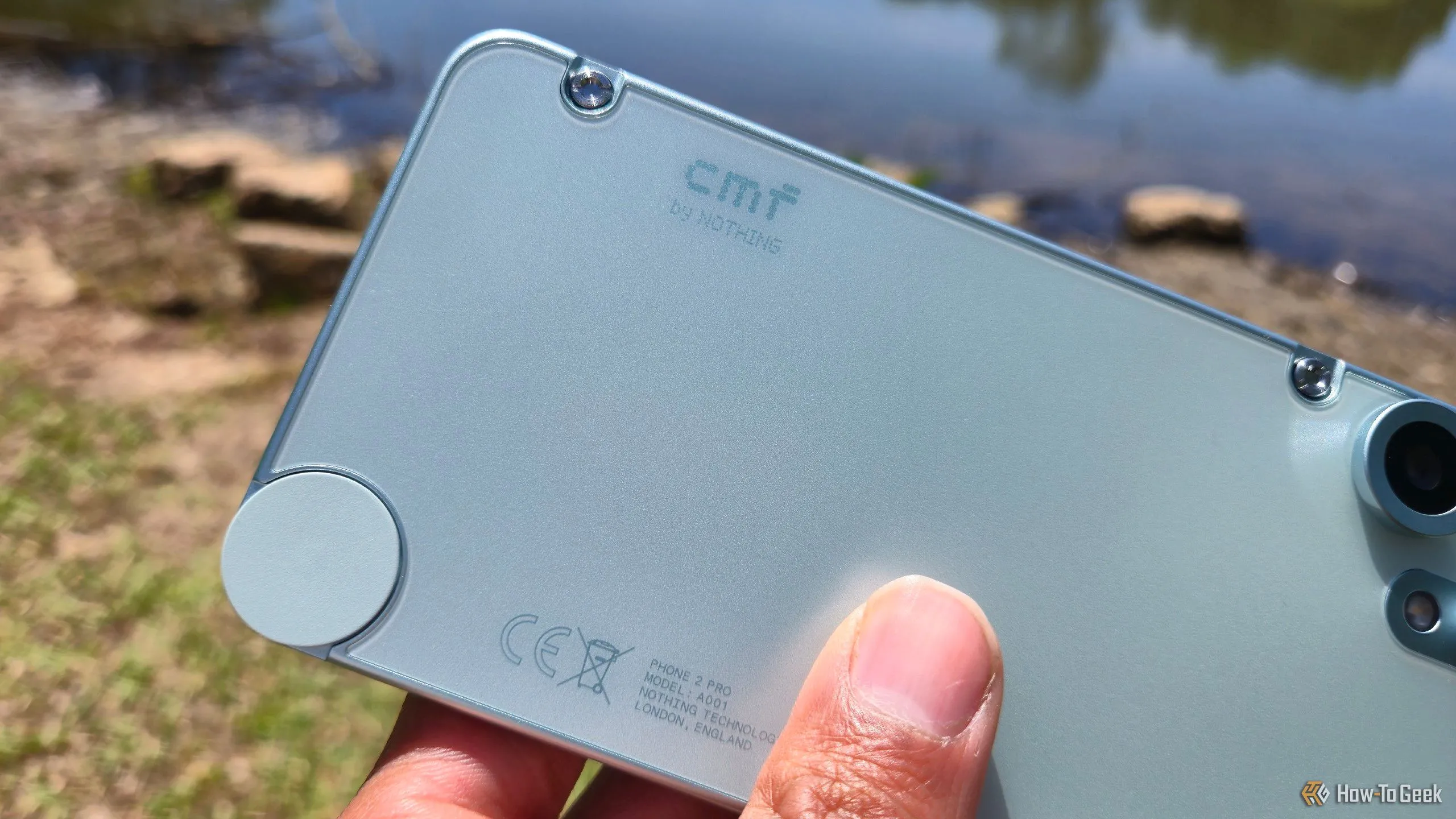 Logo CMF nổi bật trên mặt lưng của CMF Phone 2 Pro, khẳng định phong cách thiết kế tối giản nhưng độc đáo của thương hiệu Nothing.